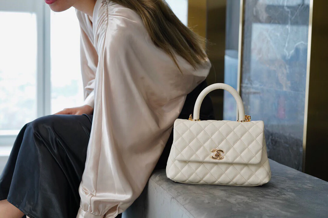 Сумка Chanel Coco Handle - белая с застежкой из светлого золота, маленький размер.