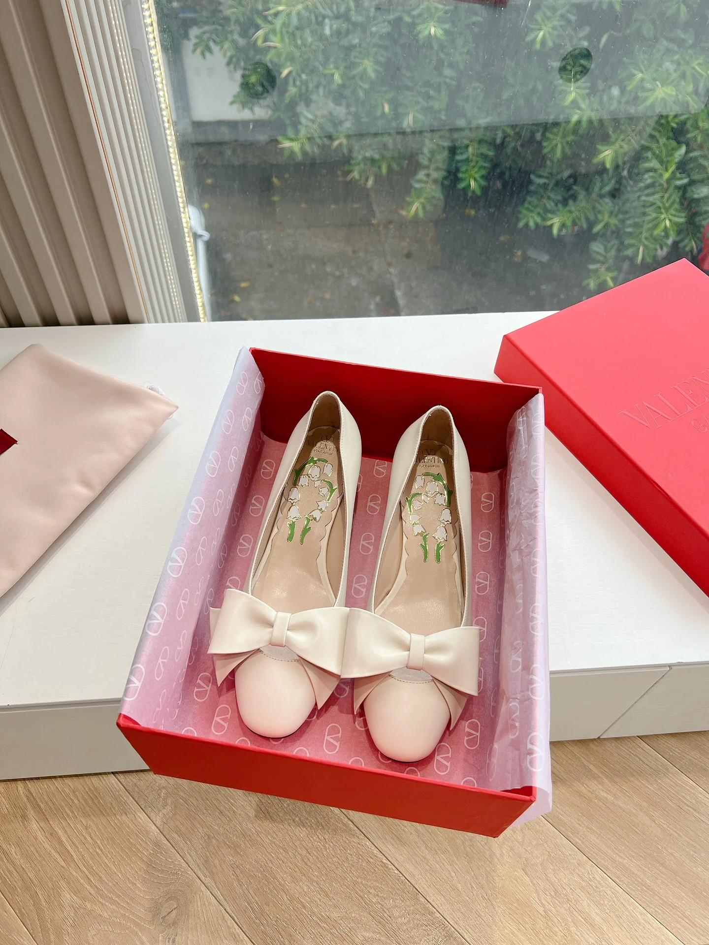 Туфли на каблуке с бантом Valentino 2024 - белые