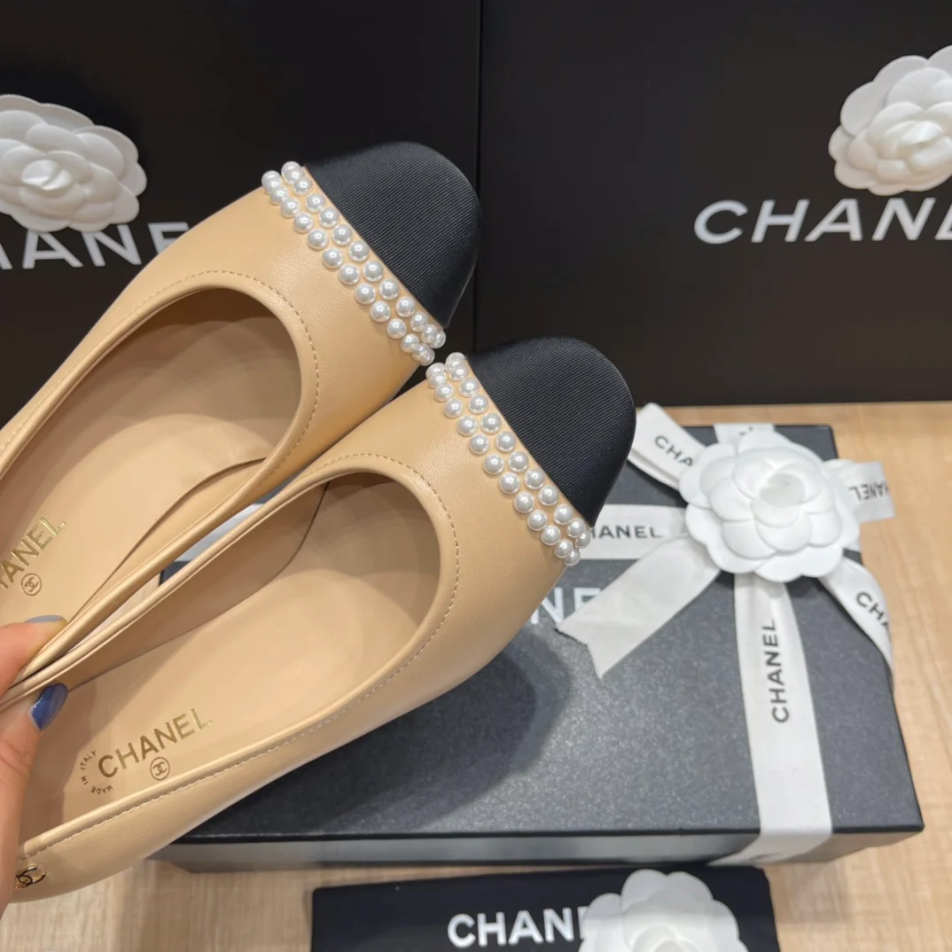 Chanel - Абрикосовые туфли на среднем каблуке