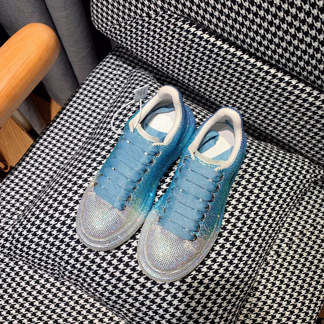 Классические белые кроссовки McQueen — серебристо-голубые с отделкой из страз.