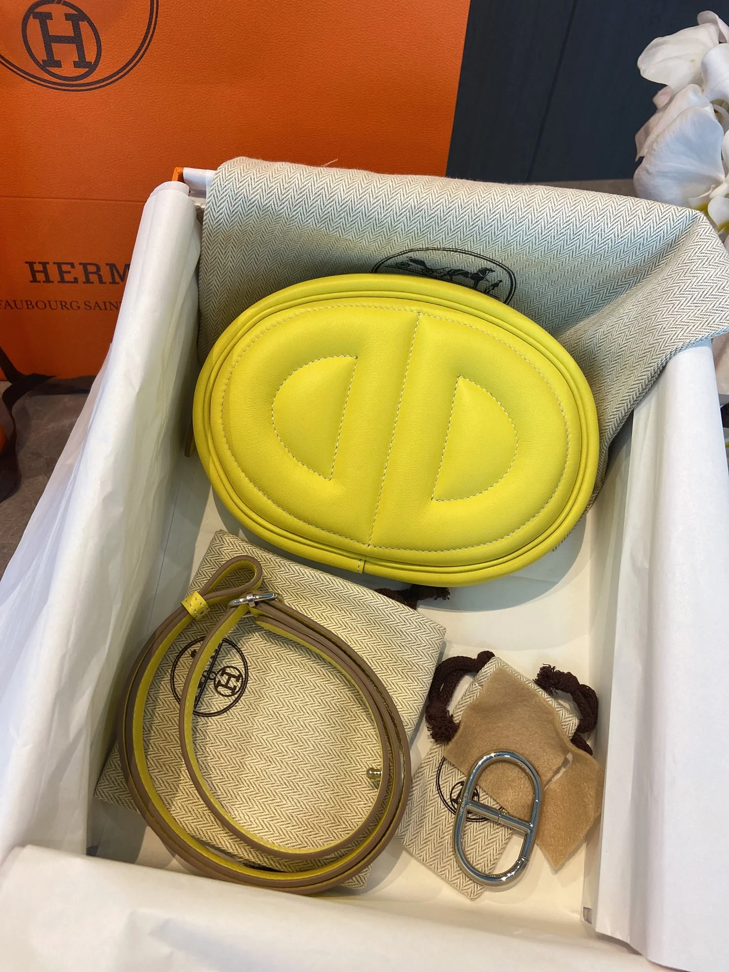 Сумка Hermes In the Loop из телячьей кожи Swift, лимонно-желтого цвета, 19x13x4 см.