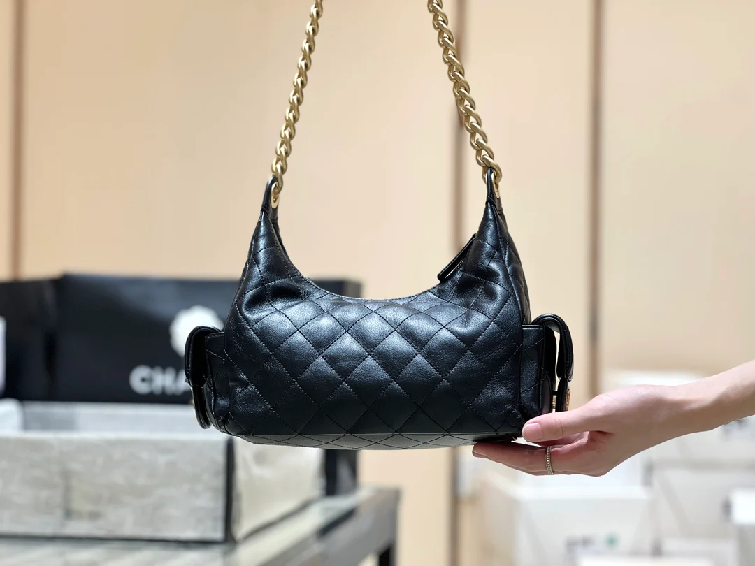 Маленькая джинсовая сумка Chanel 25c в стиле хиппи - черная.