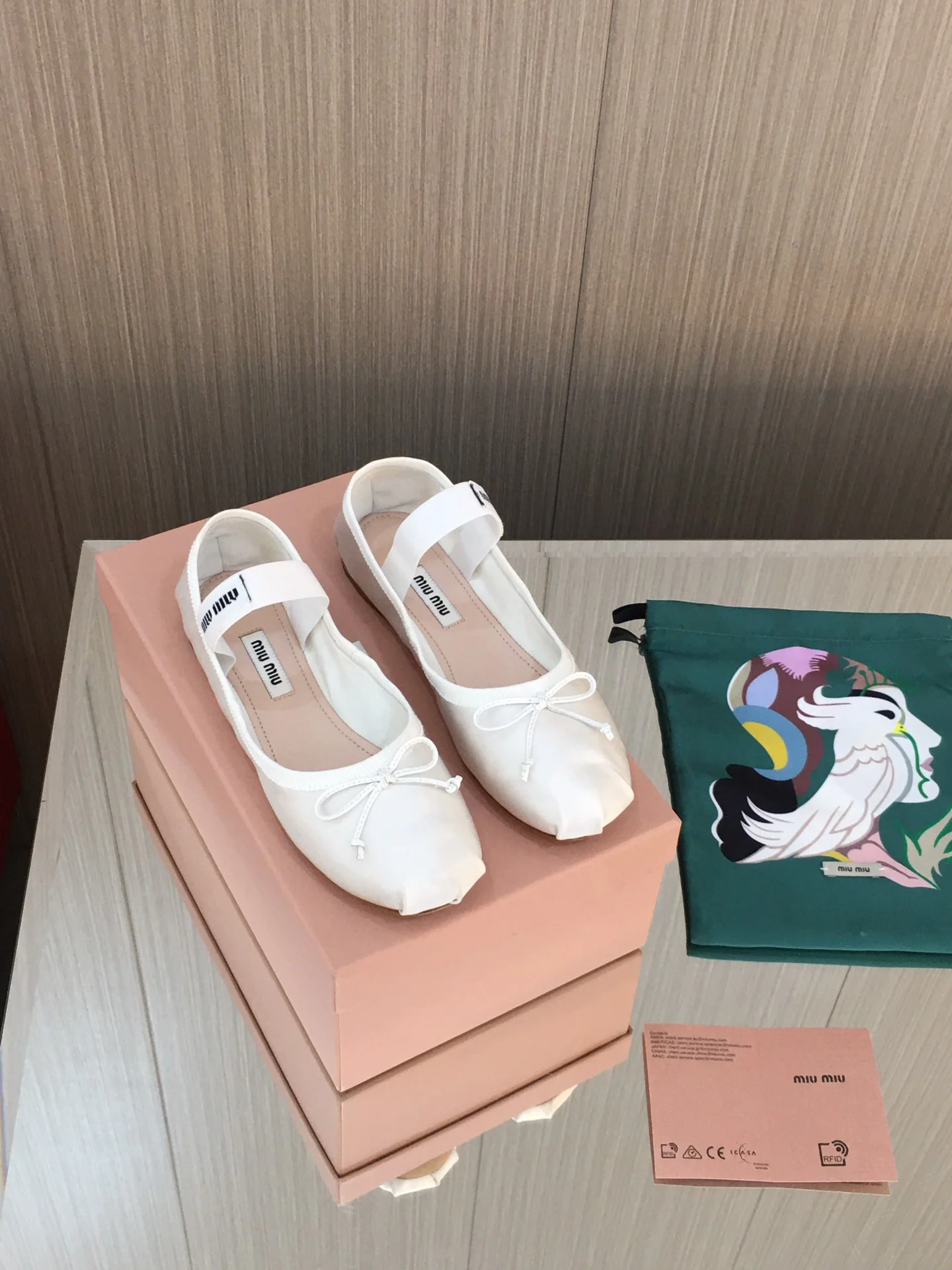 Новинка весны/лета Miu Miu 2023 — балетки ?Французская фея? — белые.