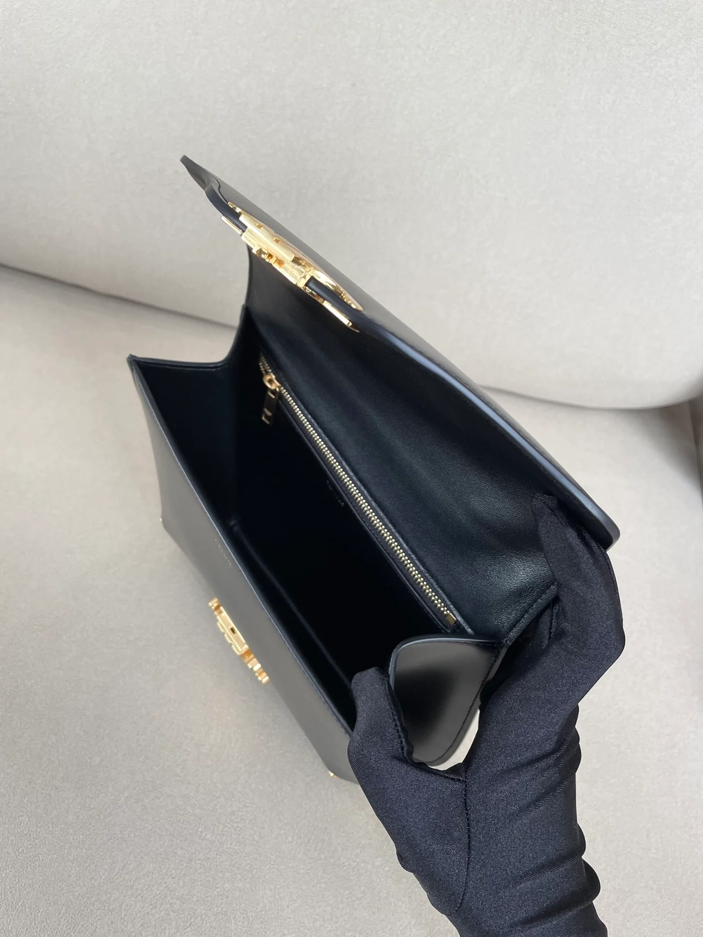 Коллекция Celine осень 2022 - Кожаная сумка Besace на цепочке - Черная