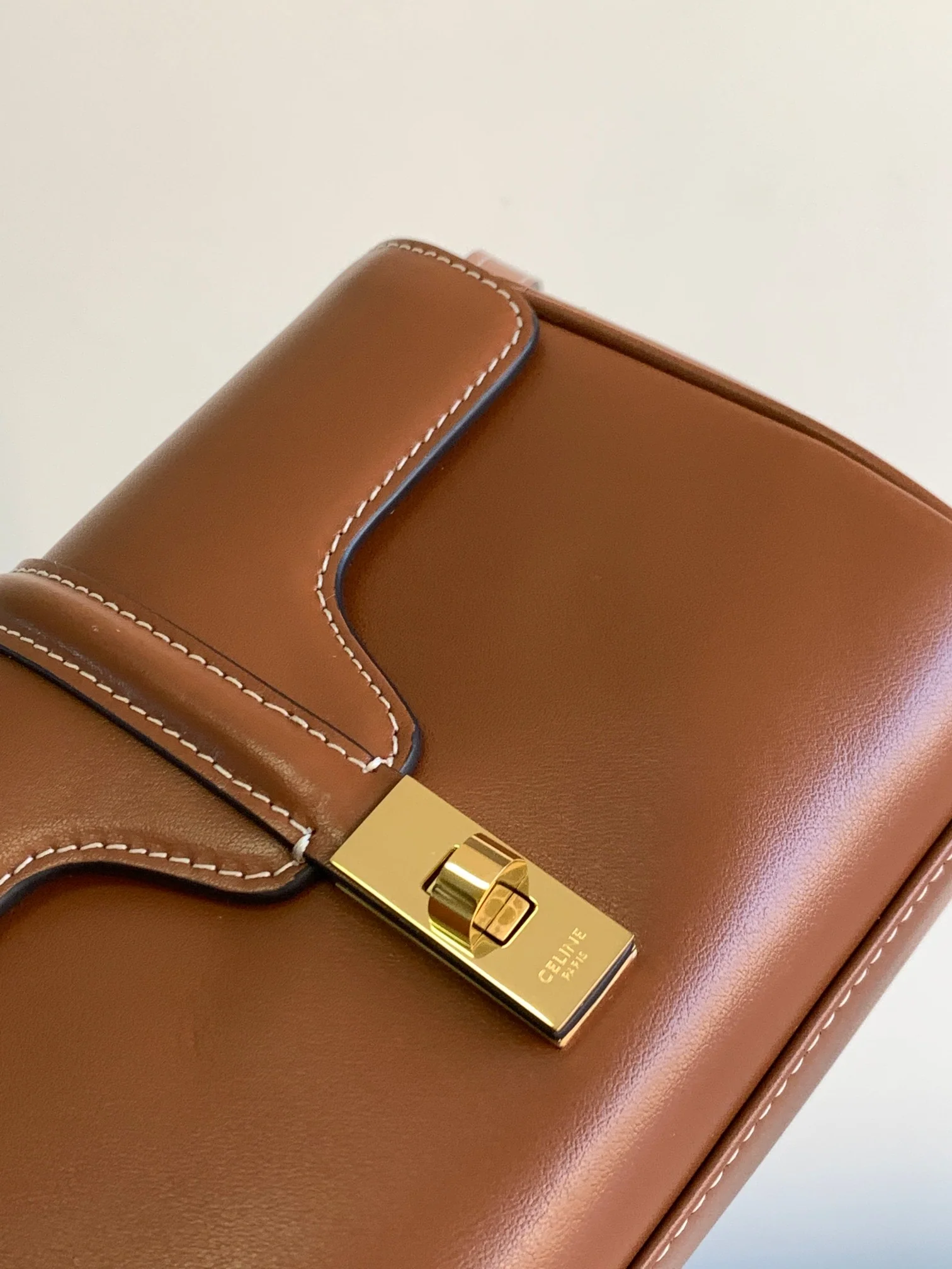 Новинка весны 2023 года от Celine - Миниатюрная сумка из мягкой зернистой телячьей кожи (16%) - Коричневая.