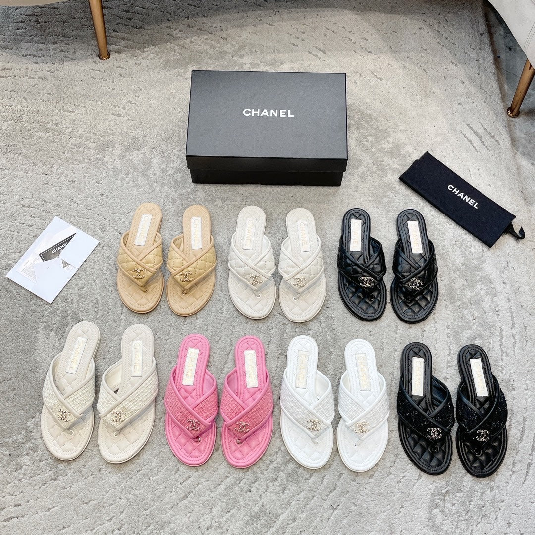 Новинка сезона весна/лето 2023 от Chanel - шерстяные тапочки с вышитым ромбовидным узором - розовые.