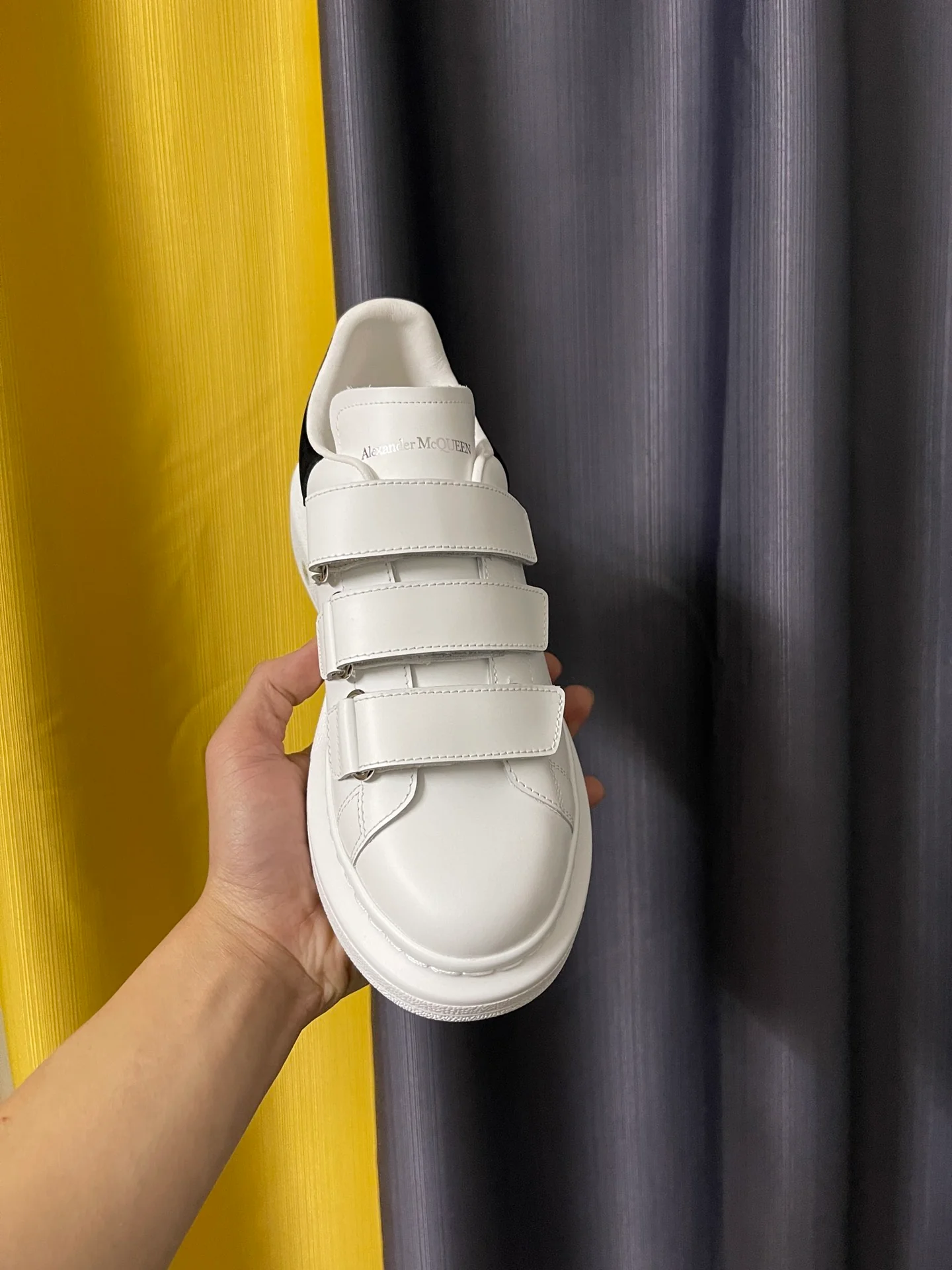 Классические белые кроссовки McQueen - унисекс - новая застежка на липучке - топовая версия McQueen.