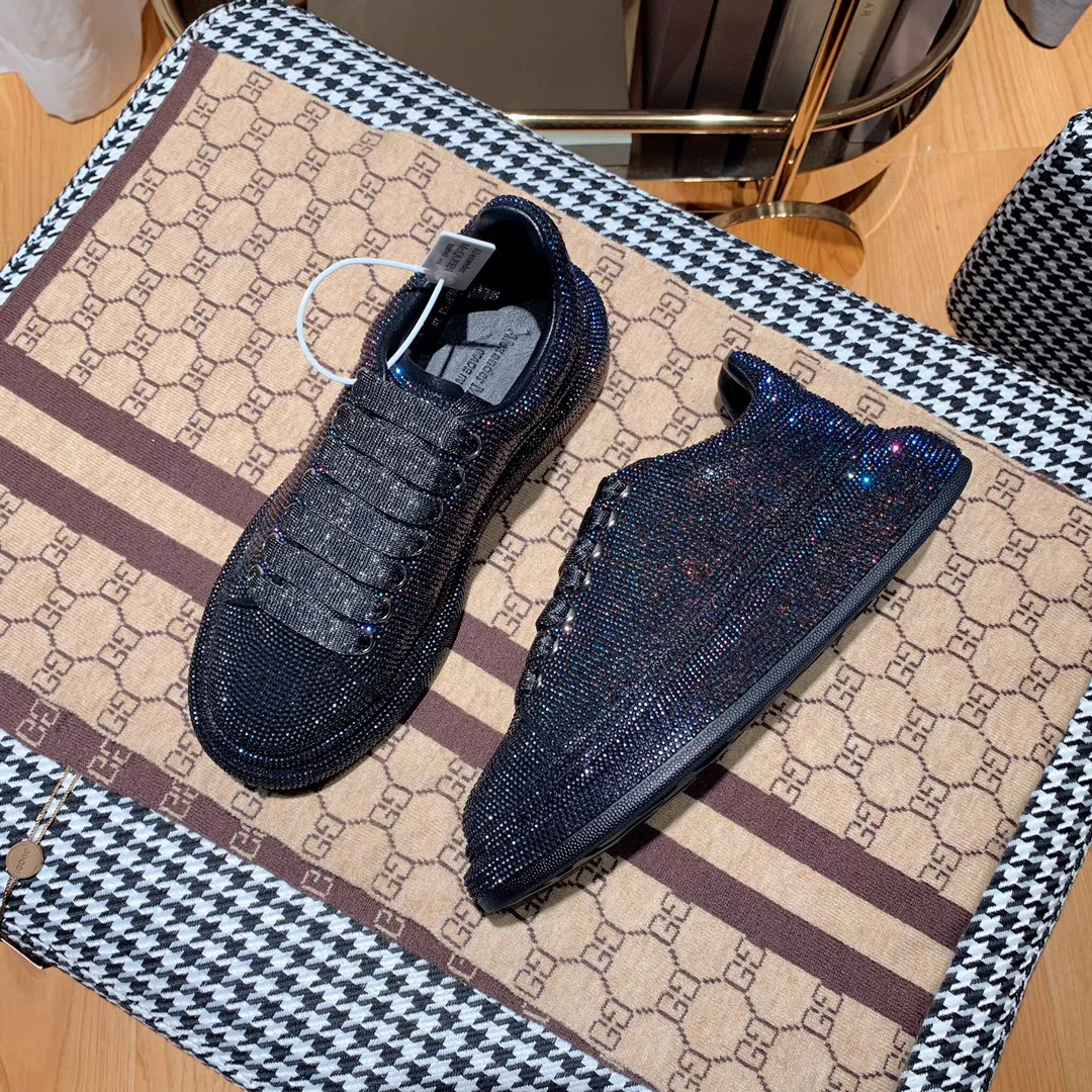 Классические белые кроссовки McQueen - черные с отделкой из страз.