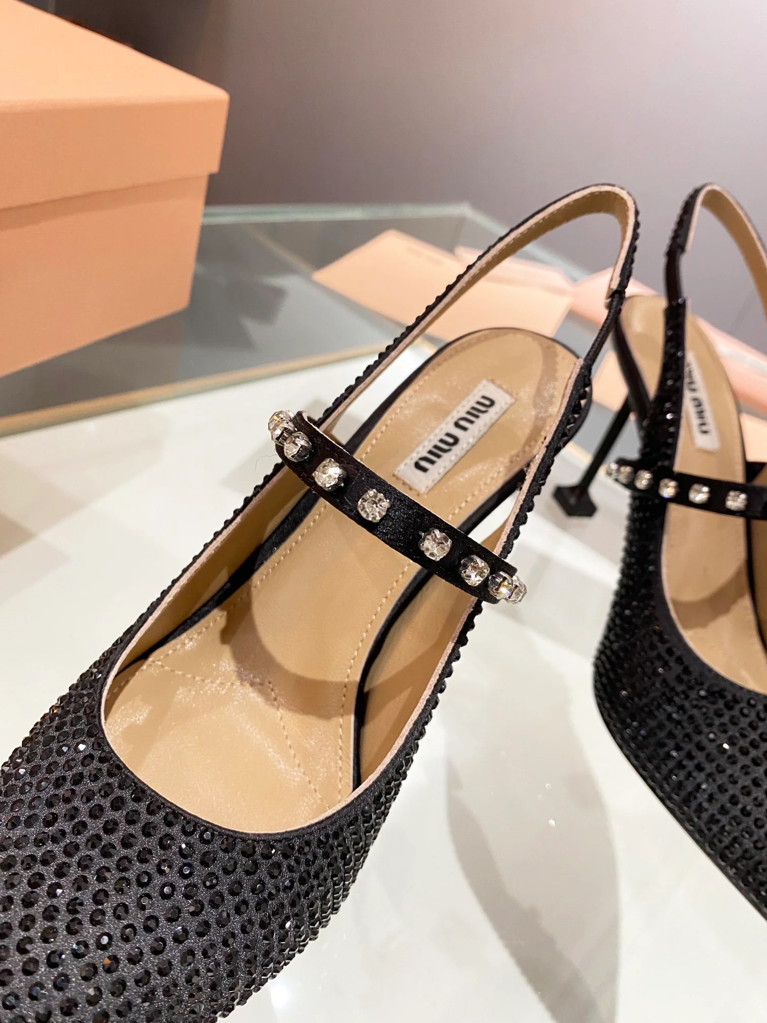 Туфли Miu Miu с острым носком и кристаллами - высота каблука 8-5 см.