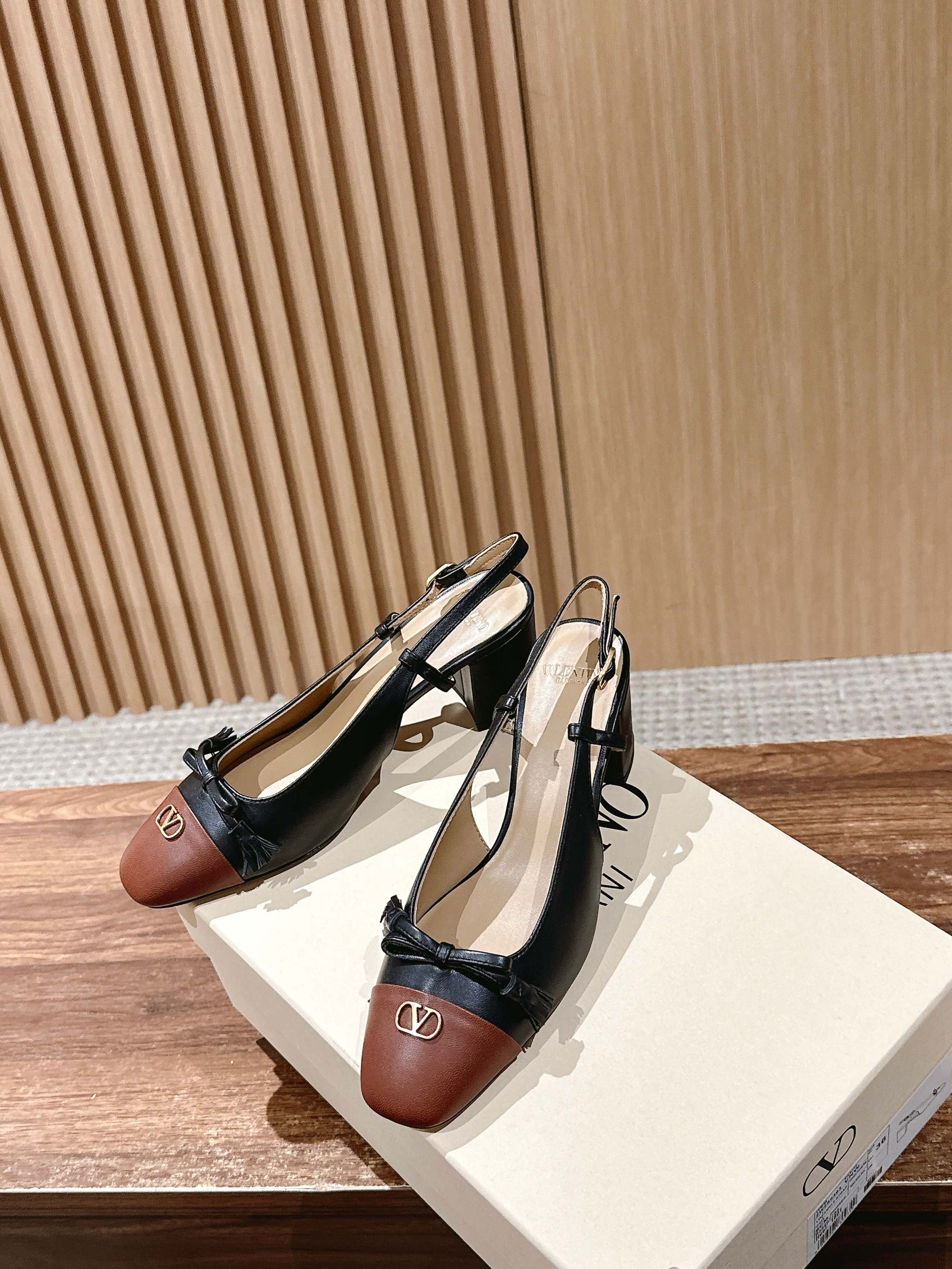 RV - Туфли на толстом каблуке с закрытым носком - Черные