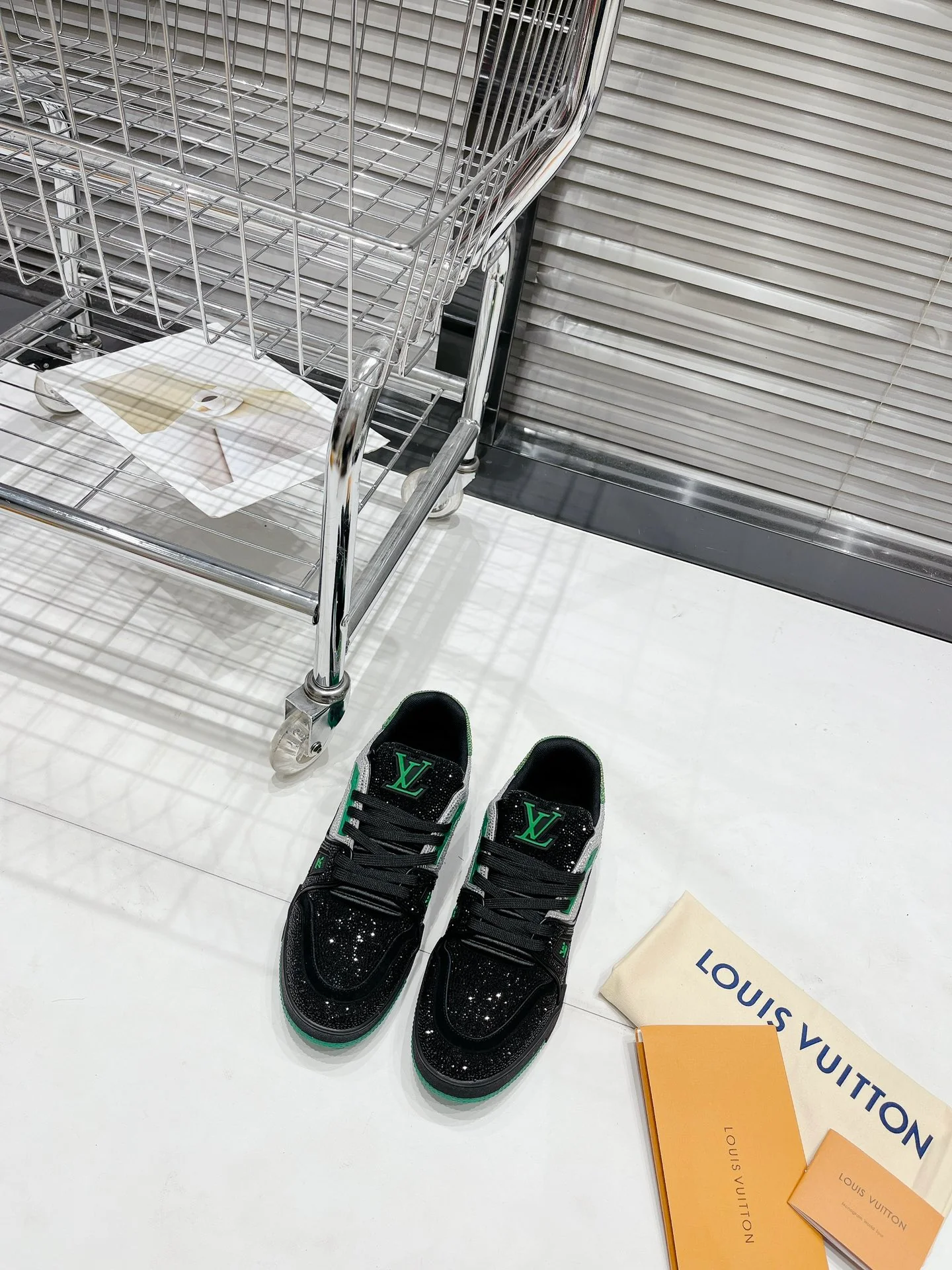 Кроссовки LV Trainer - обувь для скейтбординга - глянцевый черный/зеленый - унисекс