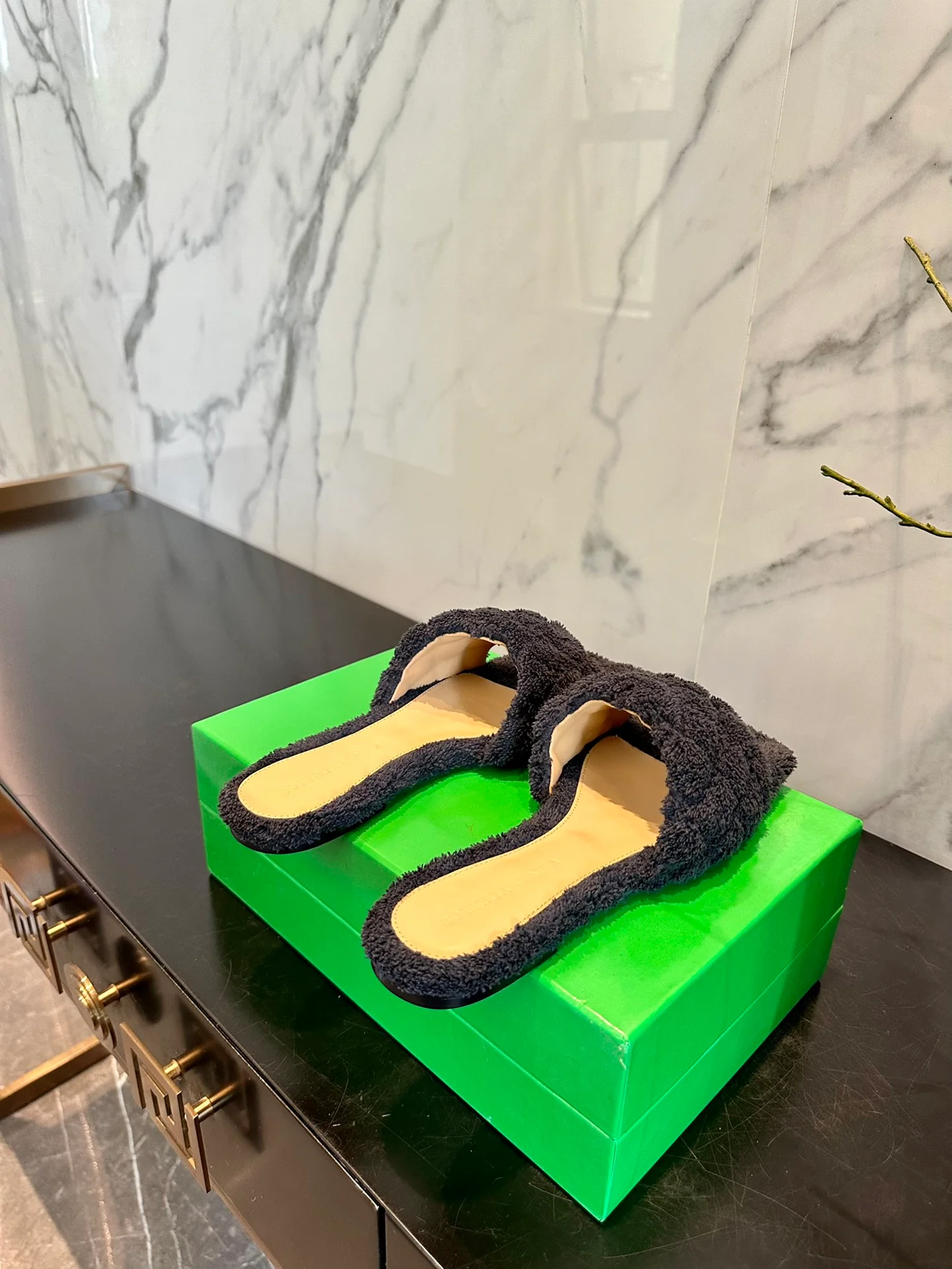 Новинка 2023 года от BV - Серия плюшевых тапочек - Черные