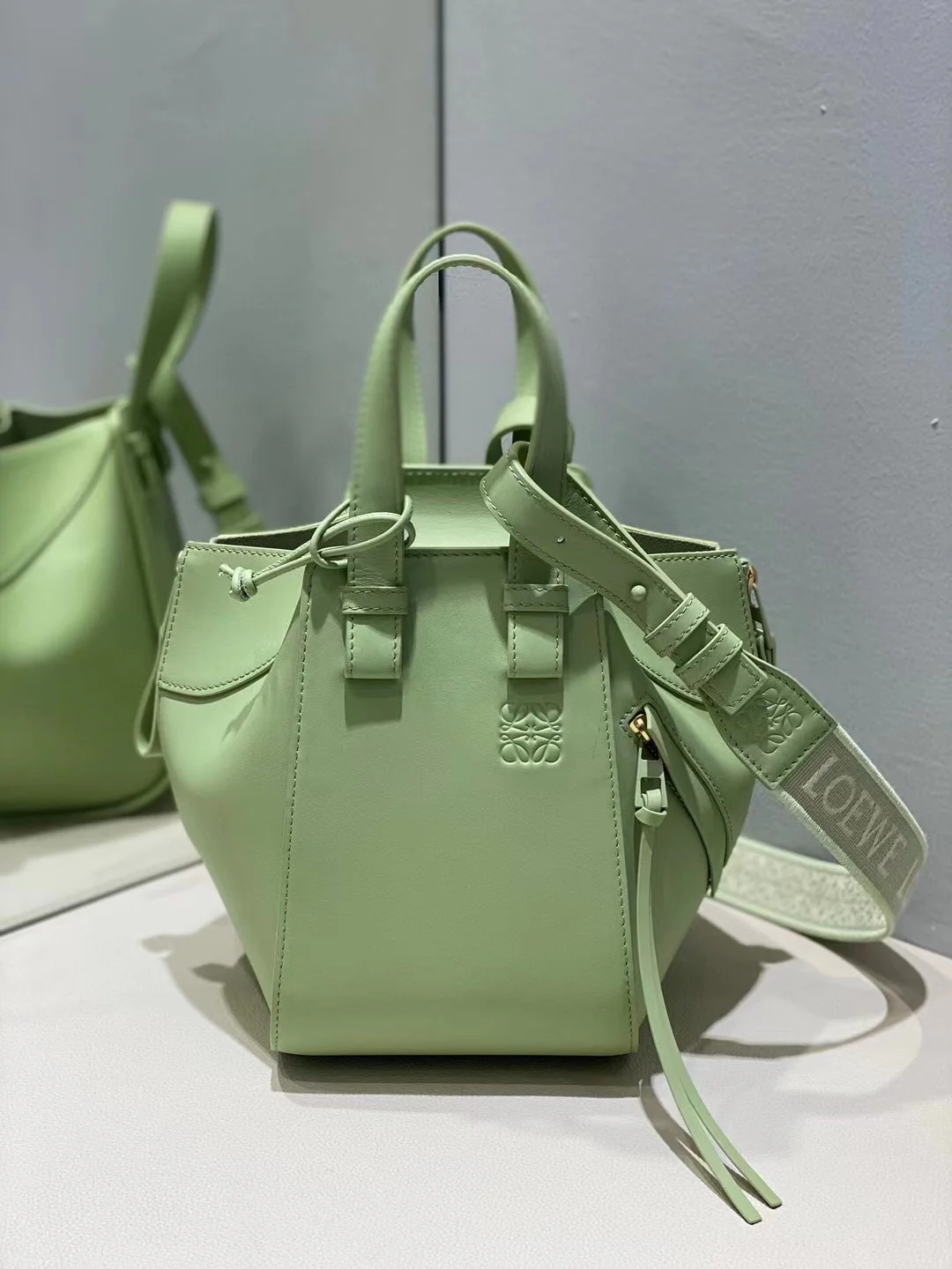 Сумка Loewe Hammock - атласная телячья кожа - маленькая - травянисто-зеленого цвета