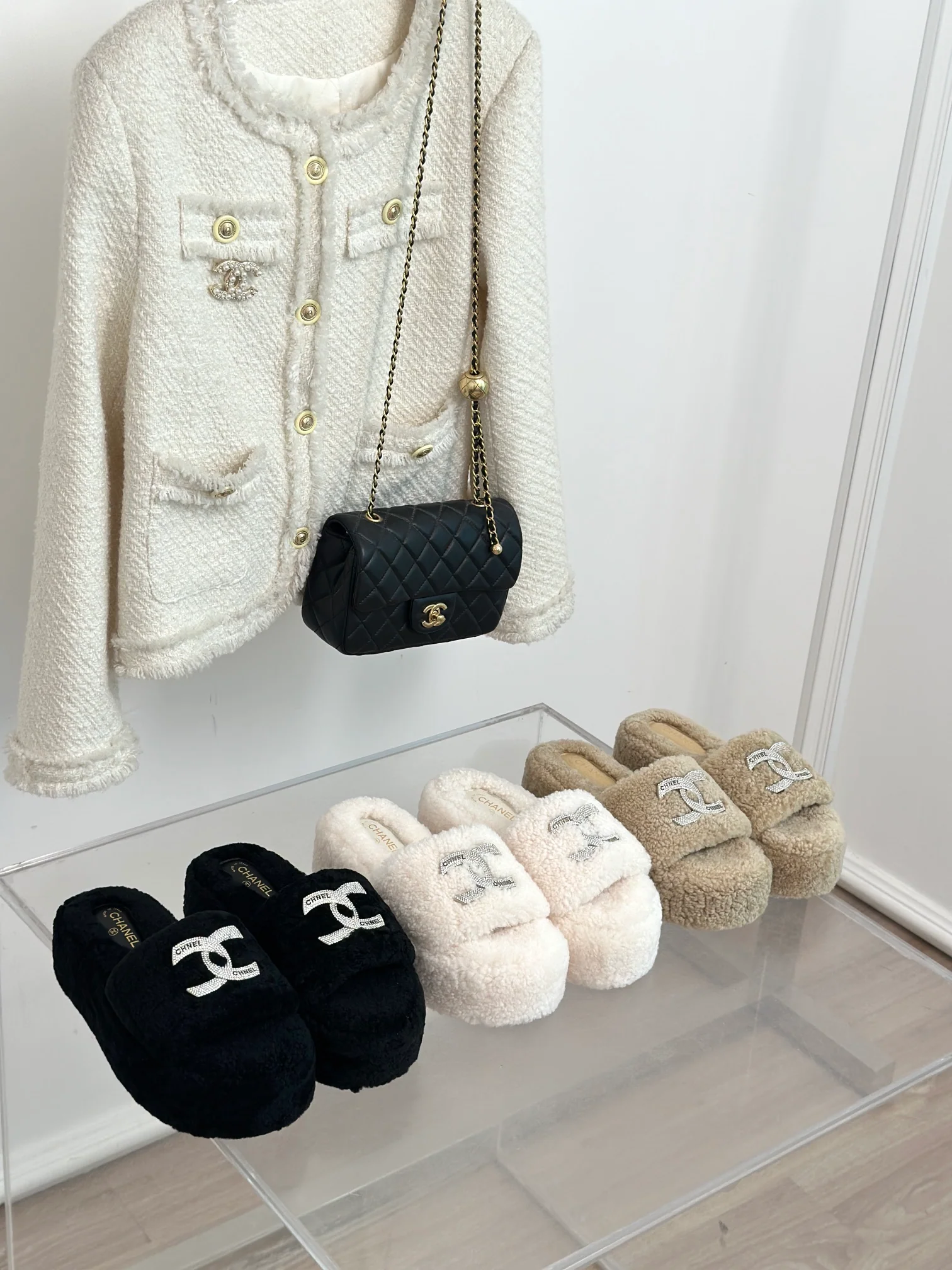 Классические всесезонные домашние тапочки Chanel Double C с меховой подкладкой и открытой пяткой - черные.