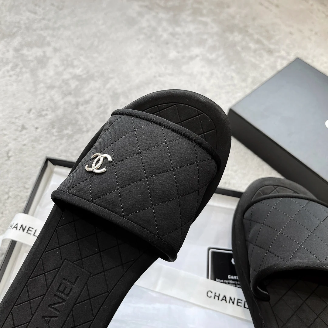 Новинка сезона весна/лето 2023 от Chanel - кожаные тапочки из овечьей кожи - черные.