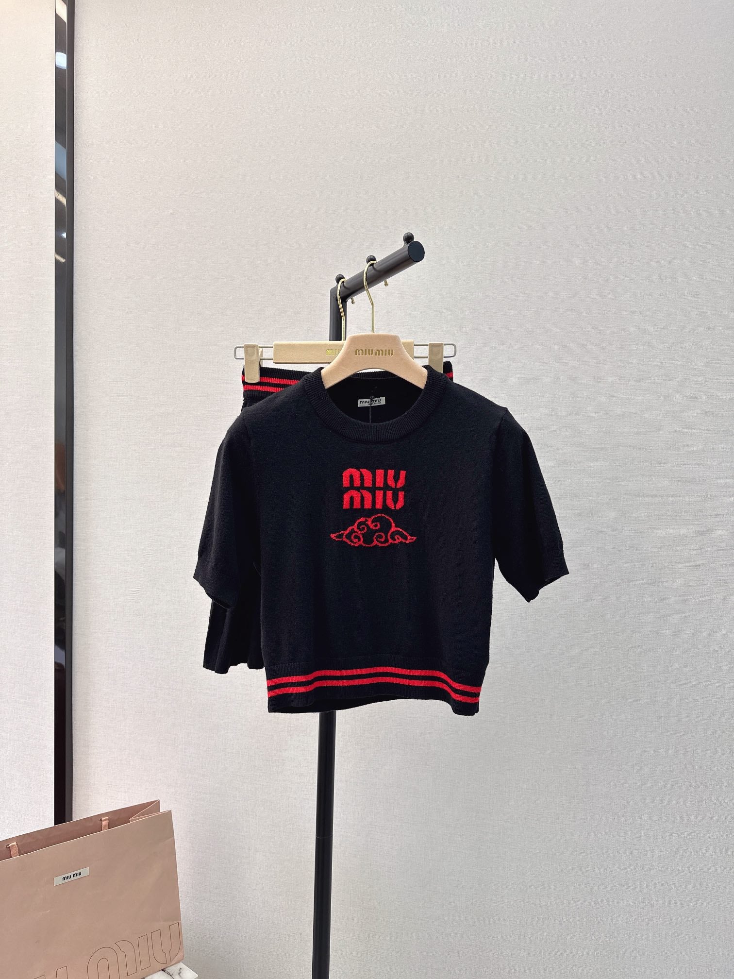 Miu Miu - 2404 - Новинка сезона весна/лето: Классический пуловер с круглым вырезом - Плиссированная юбка - Черный