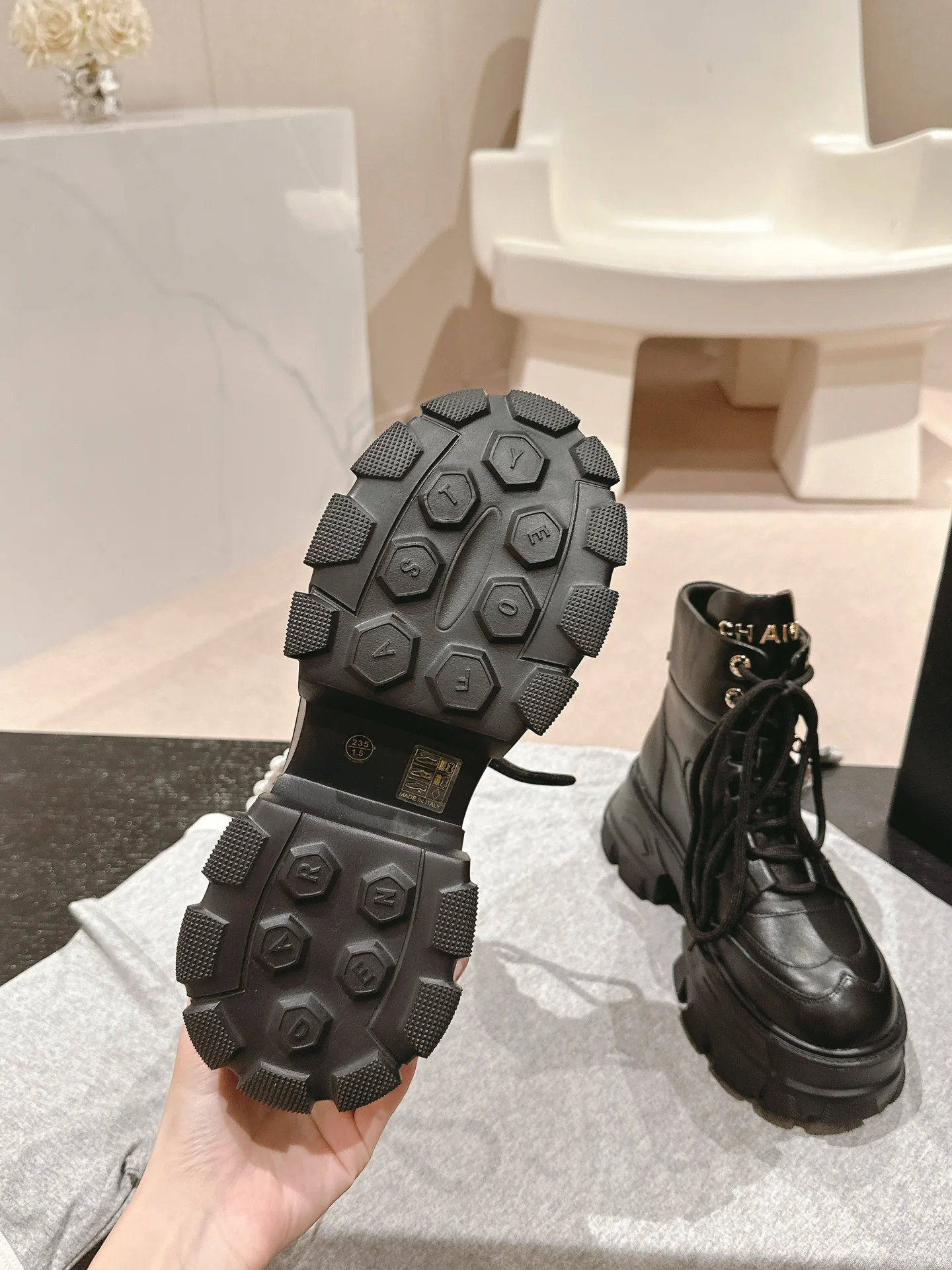 Высокие кеды на платформе Chanel 2024 — черные