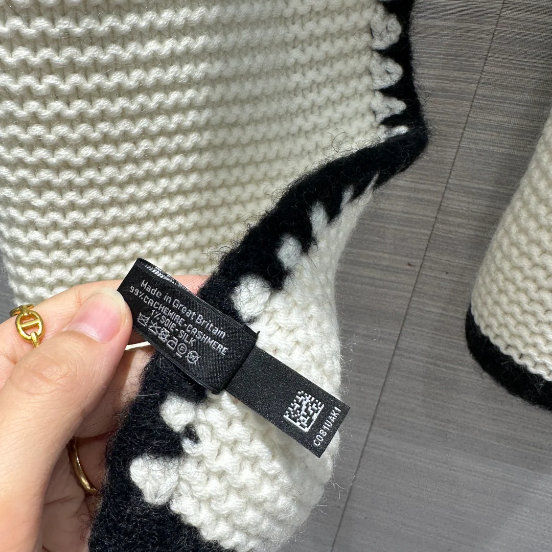 Новый шарф Chanel Double C с бахромой по краю, коллекция осень/зима 2023, белый.