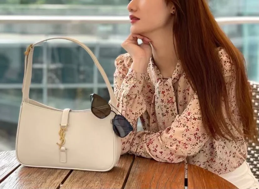 Сумка-седло YSL Plain Saddle Bag - белая с золотой фурнитурой.