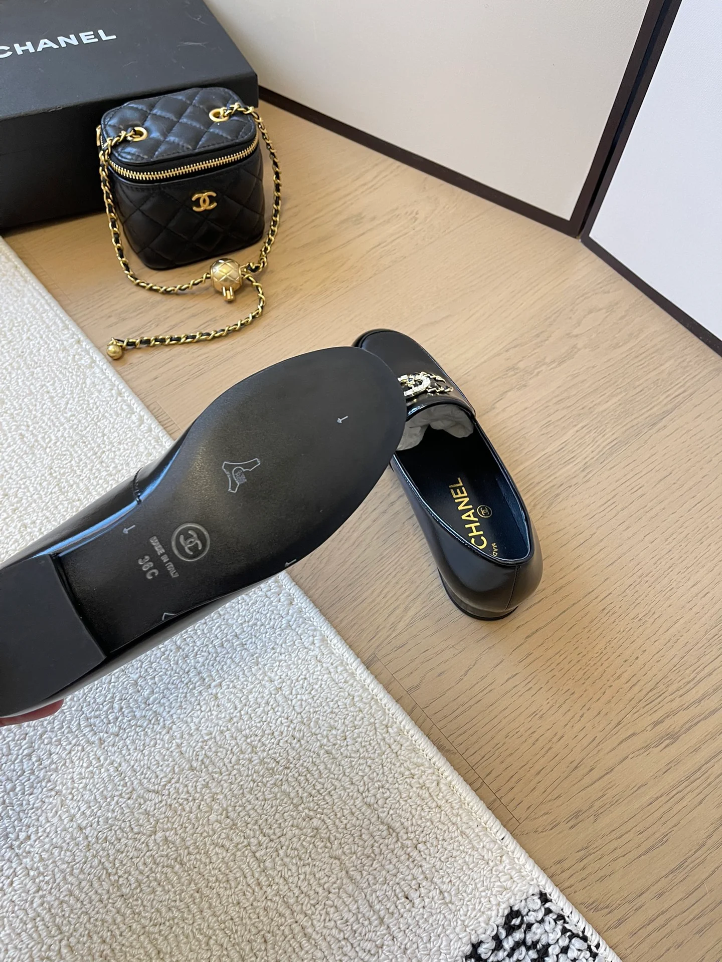 Кожаные лоферы Chanel 2024 - черные