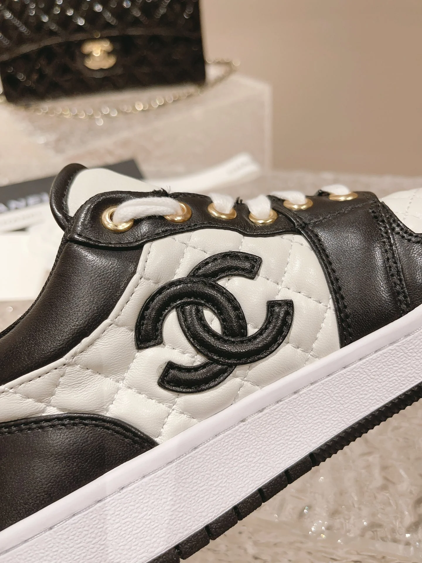 Низкие кеды Chanel - черные с ромбовидным узором