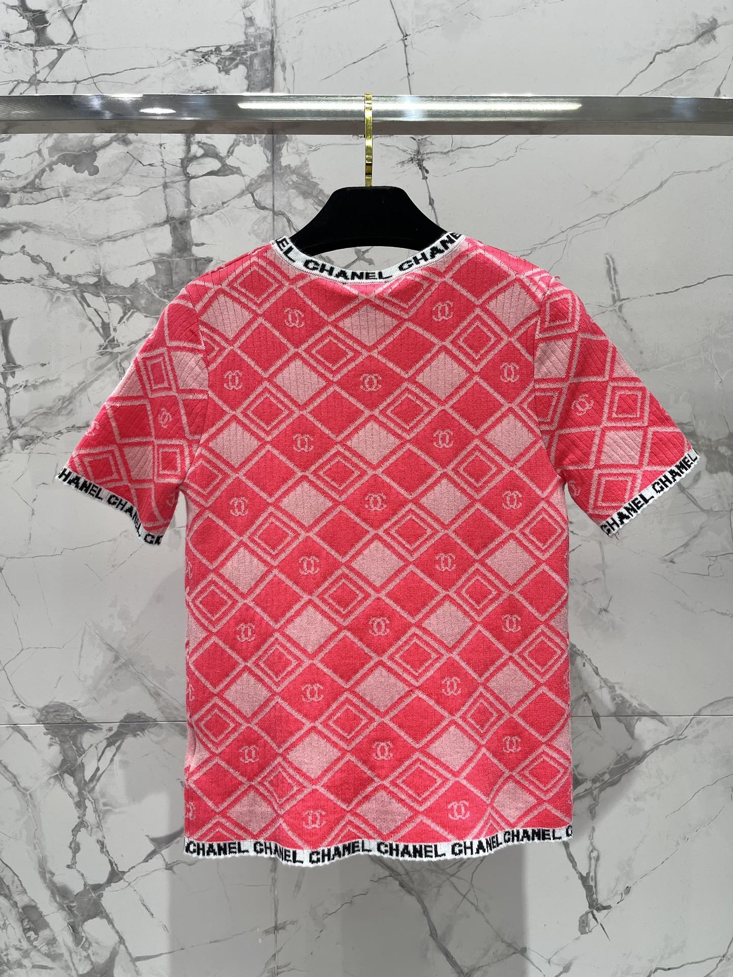 Новый клетчатый трикотажный топ Chanel 2403-24 с короткими рукавами - розовый