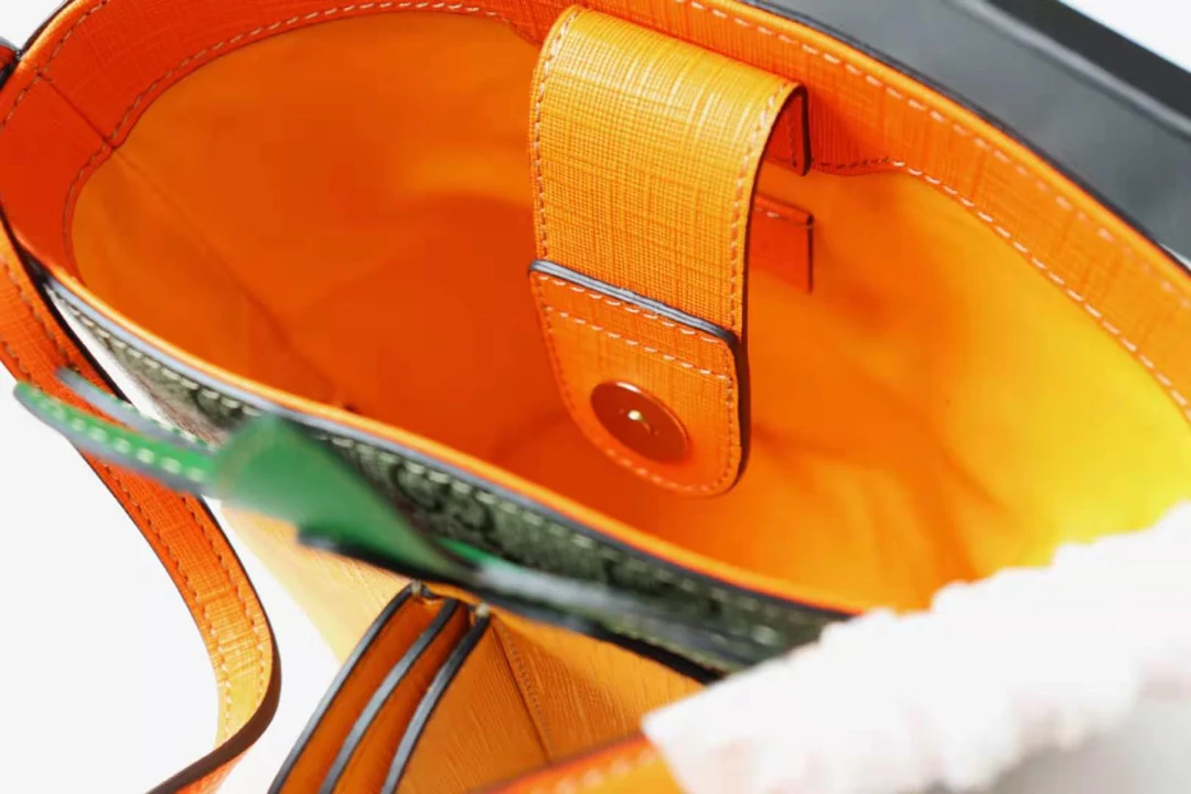 Сумка-ведро Gucci в форме ананаса