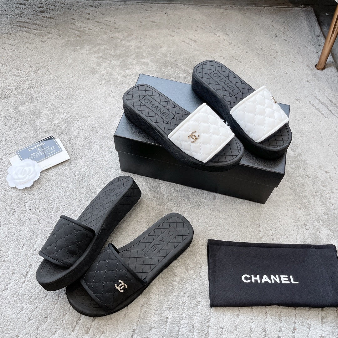 Новинка сезона весна/лето 2023 от Chanel - кожаные тапочки из овечьей кожи - черные.