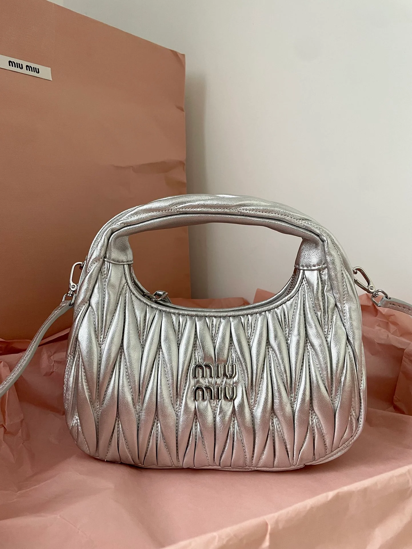 Сумка Miu Miu Wander, маленькая, из овечьей кожи, серебристая.