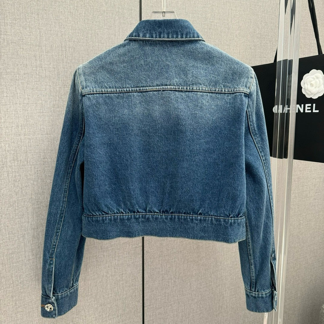 Chanel 2403 - Короткая джинсовая куртка с вышитыми двумя буквами ?С? на карманах.
