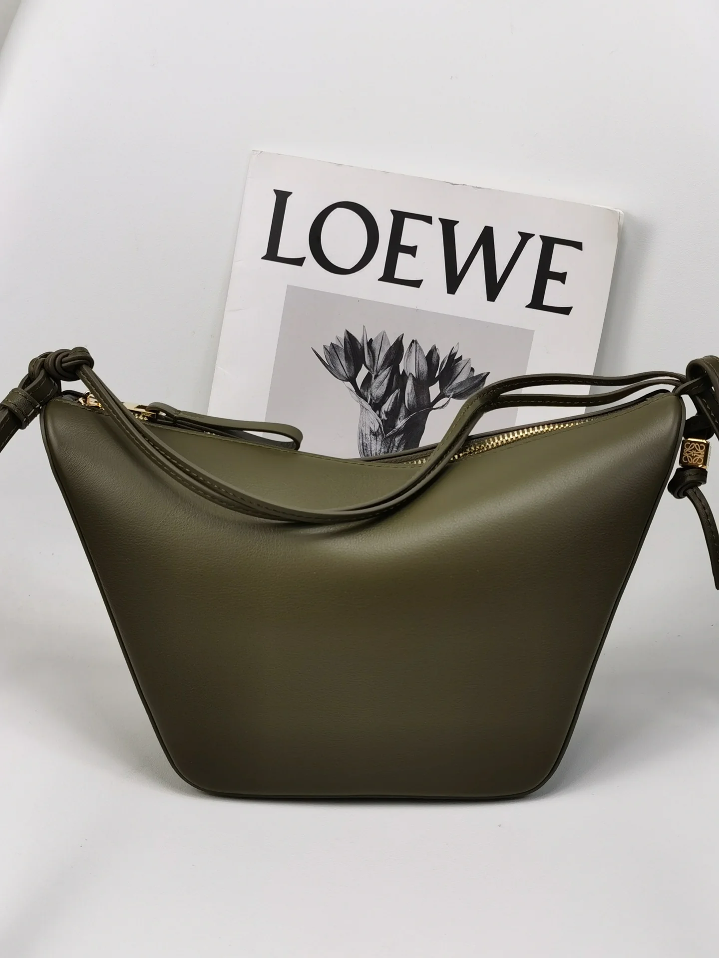Сумка-хобо Loewe Hammock — оливково-зеленая.