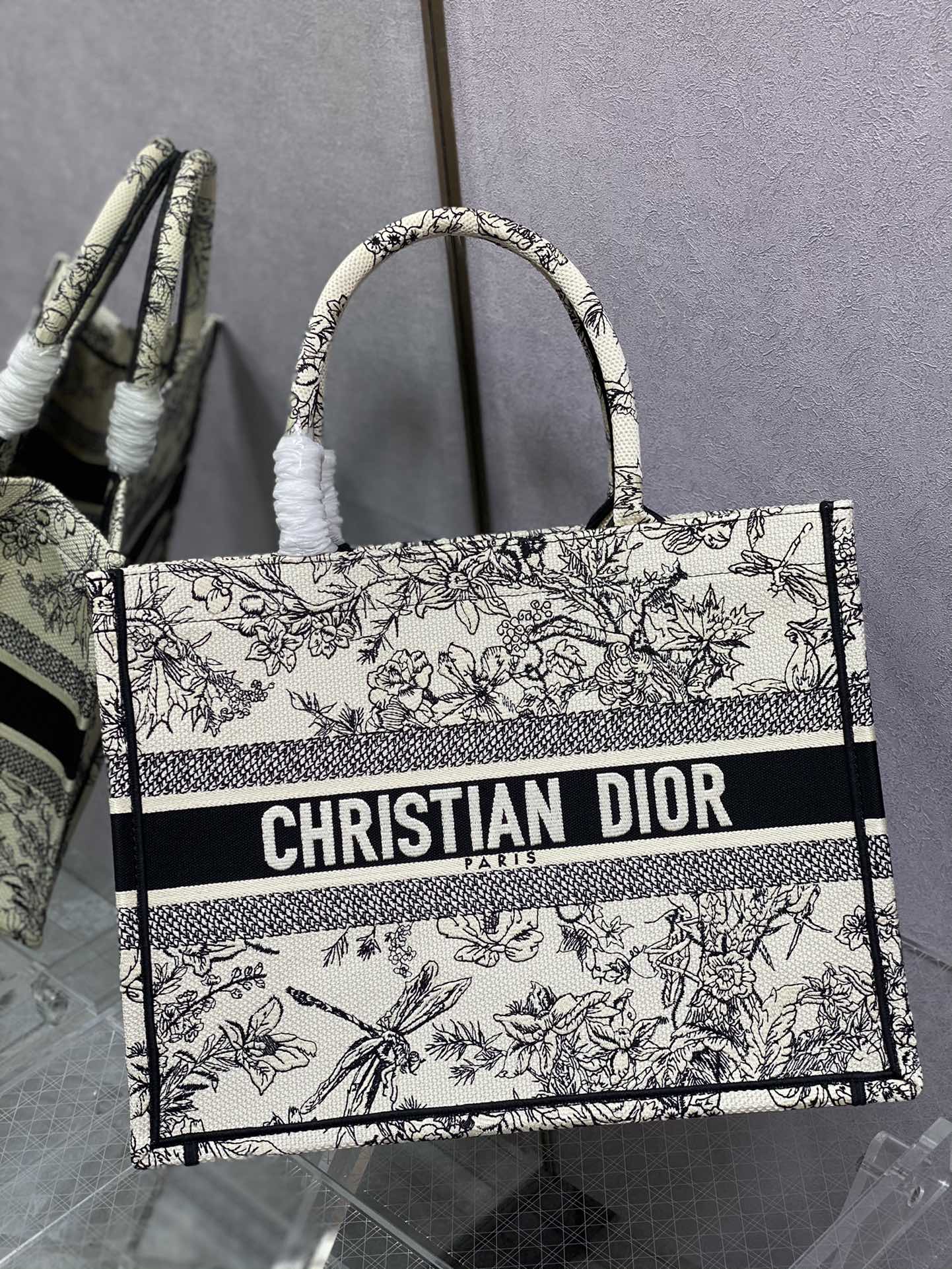 Сумка-тоут Dior Book Tote, маленький размер 36-5 см, серия ?Стрекоза?.