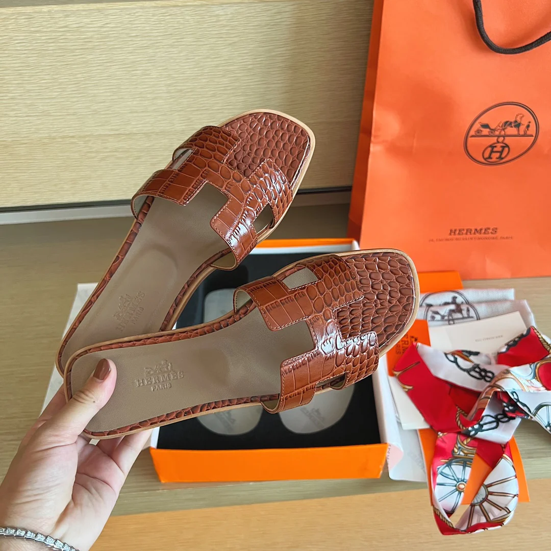 Классические тапочки Hermes с буквой H — крокодиловая кожа — коричневые