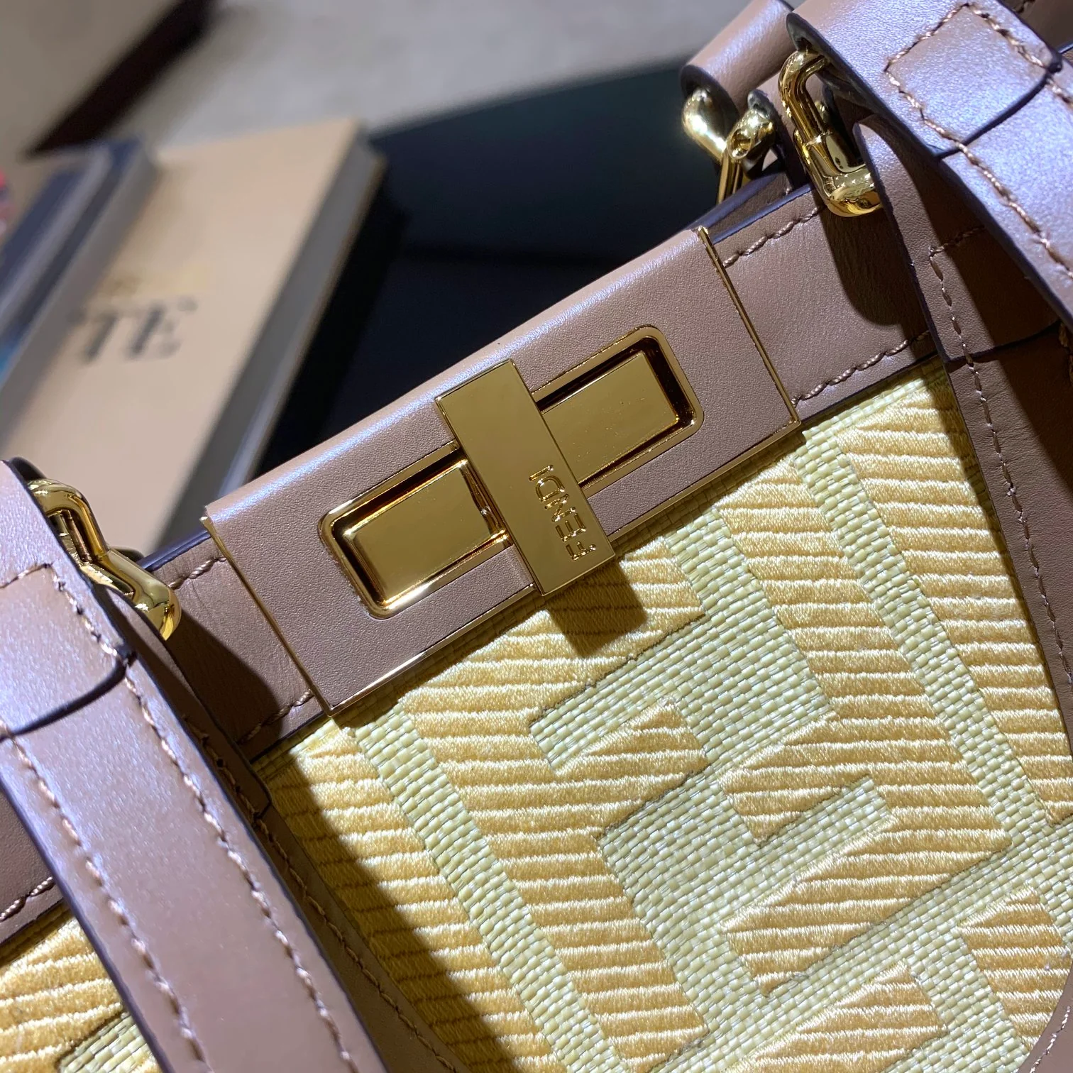 Сумка-тоут Fendi Peekaboo с кожаной ручкой