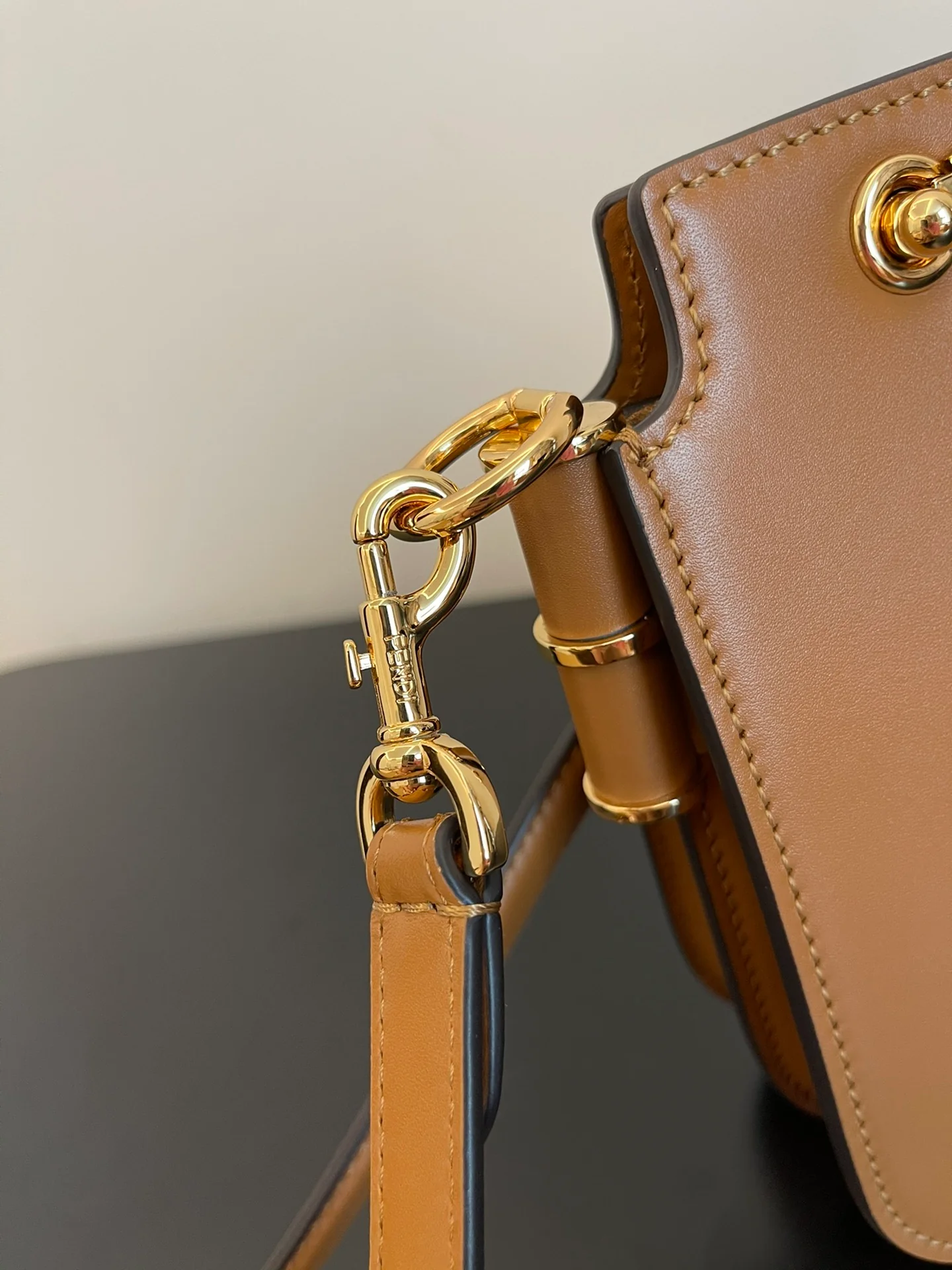 Сумка-гармошка Fendi Touch из бежевой кожи