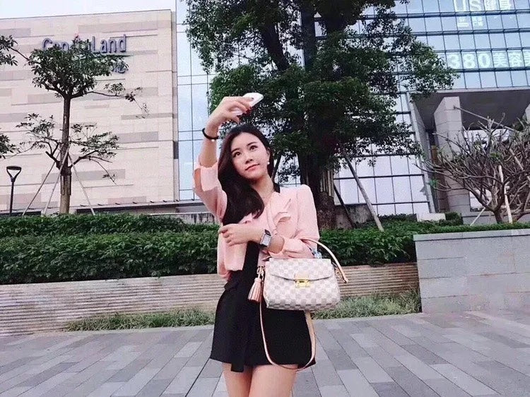 Сумка LV Croisette — фото на теле.