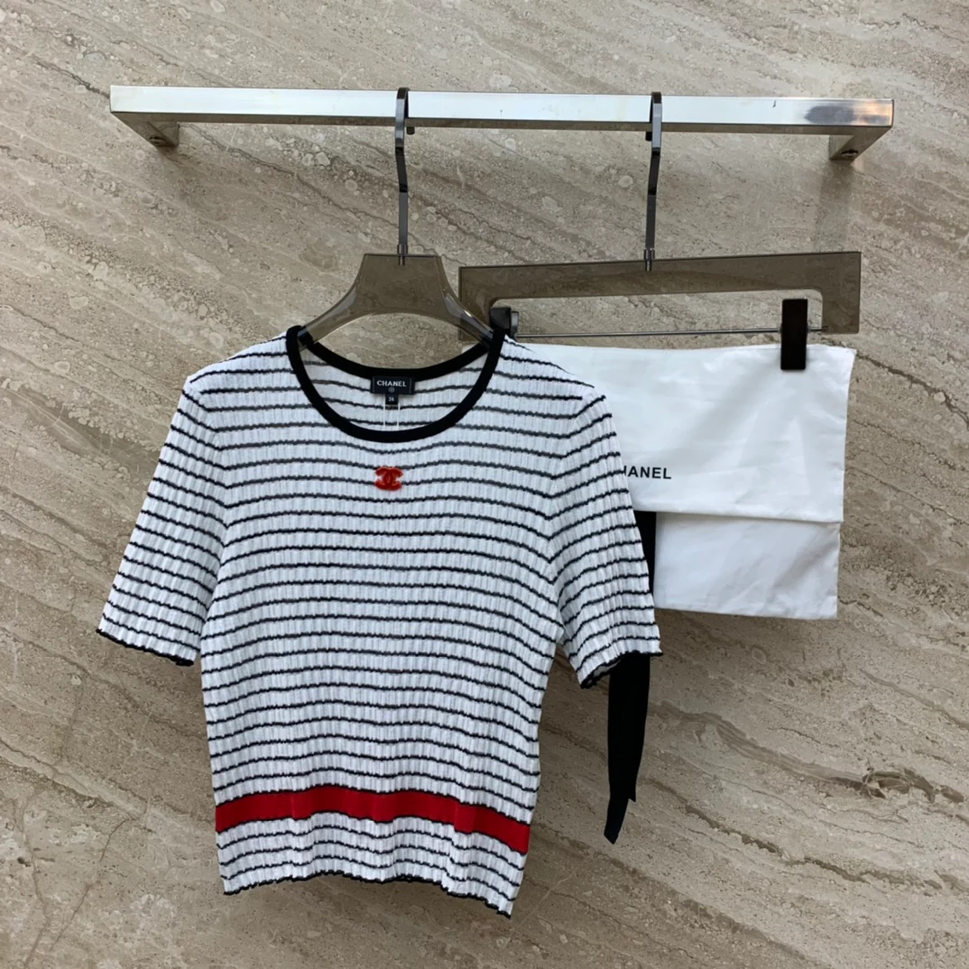 Трикотажный топ Chanel 2403 в полоску, двухцветный, с короткими рукавами.