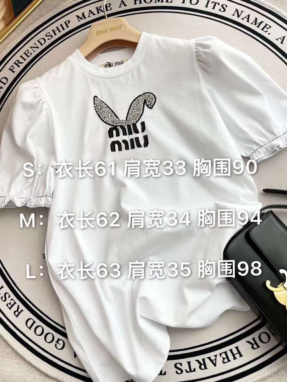 Miu Miu-2404 - Футболка с коротким рукавом, пышными рукавами, украшенная заячьими ушками и заклепками, с круглым вырезом и надписью.