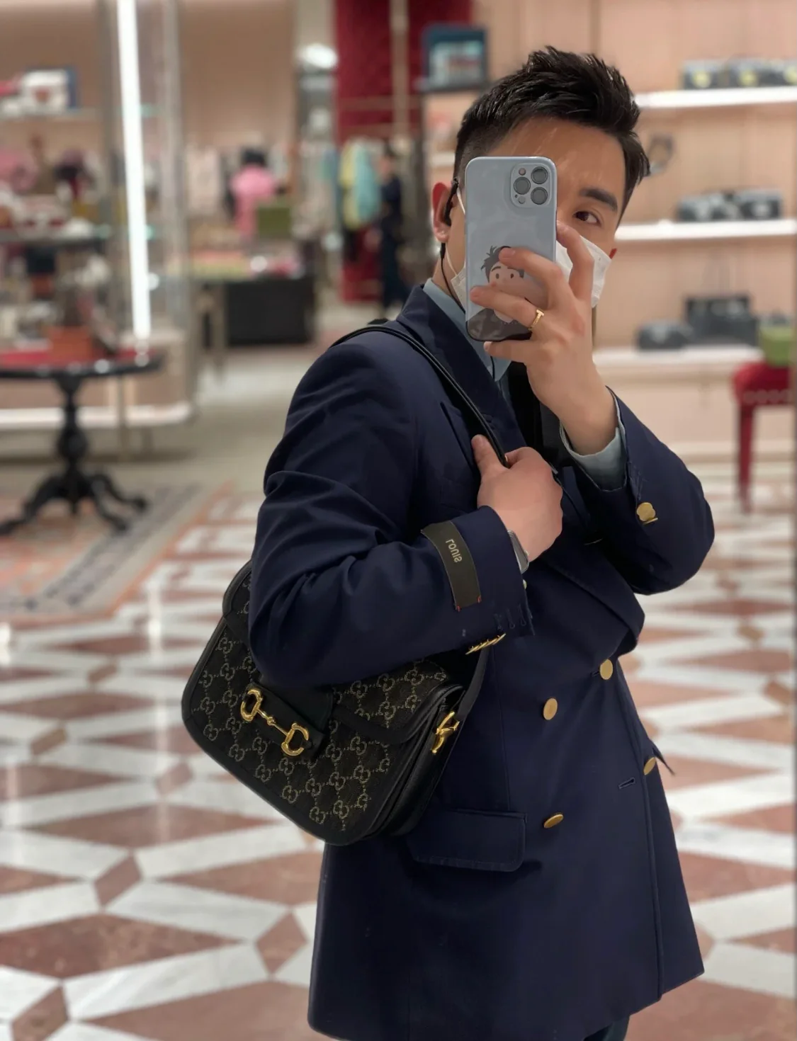 Сумка-седло Gucci 1955 с пряжкой в ??виде подковы — черная джинсовая ткань.