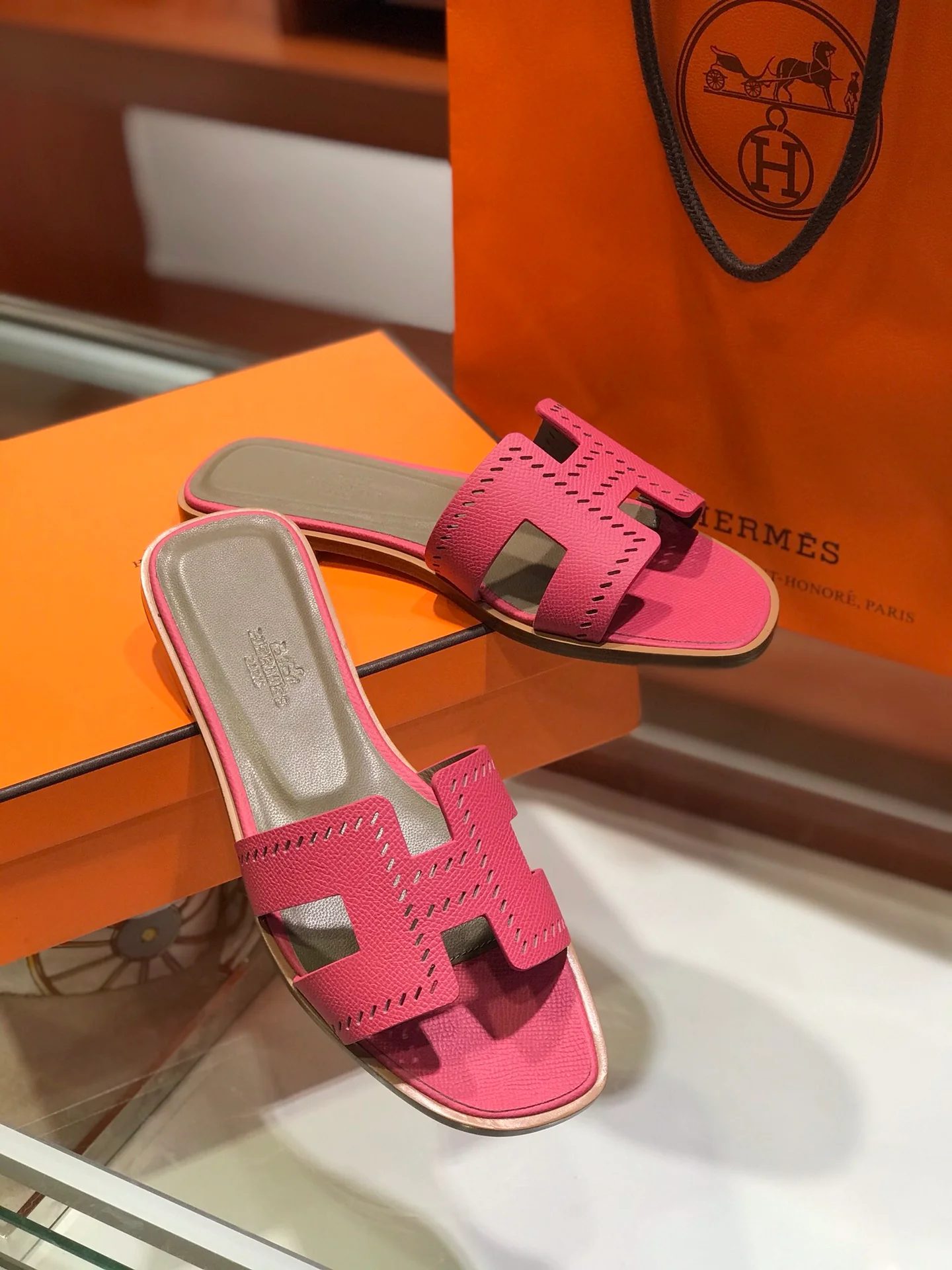 Новинка весны 2022 года от Hermes - плоские тапочки H - 5