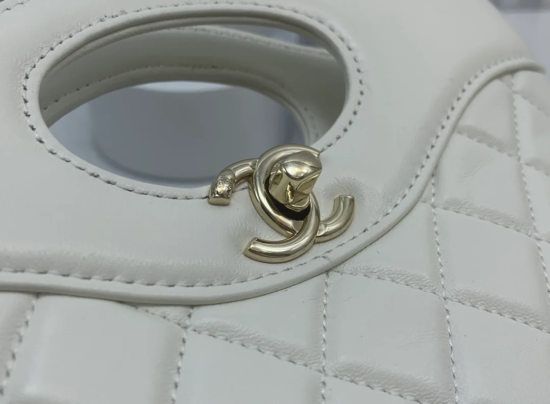 Мини-сумочка Chanel 24c31 из овечьей кожи - белая