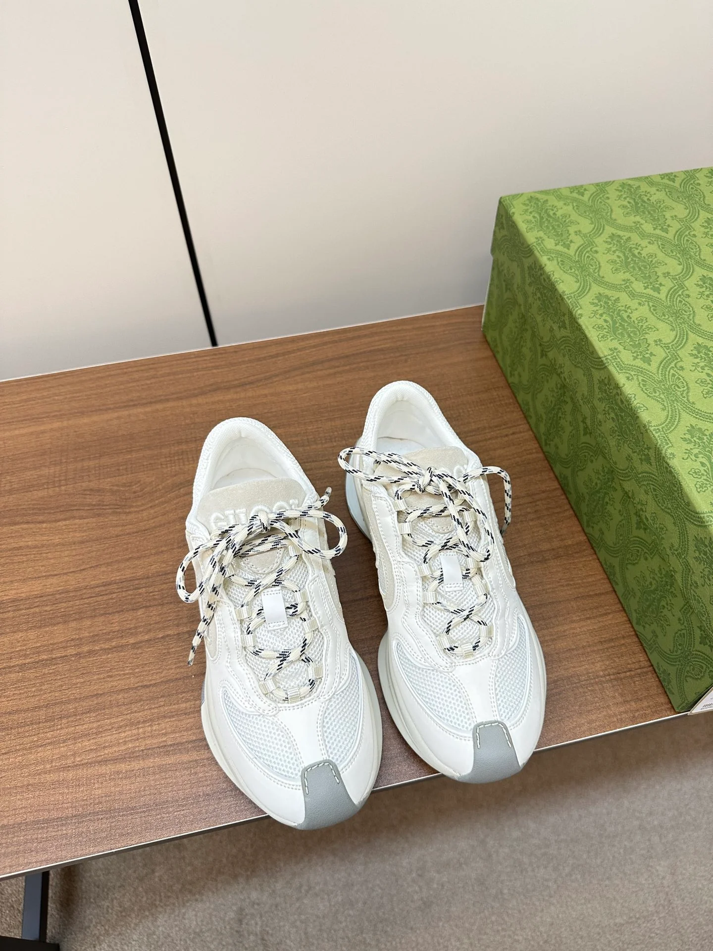 Новинка осенне-зимней коллекции Gucci 2023 — Кроссовки из однотонного вязаного кроя — Унисекс — Белые