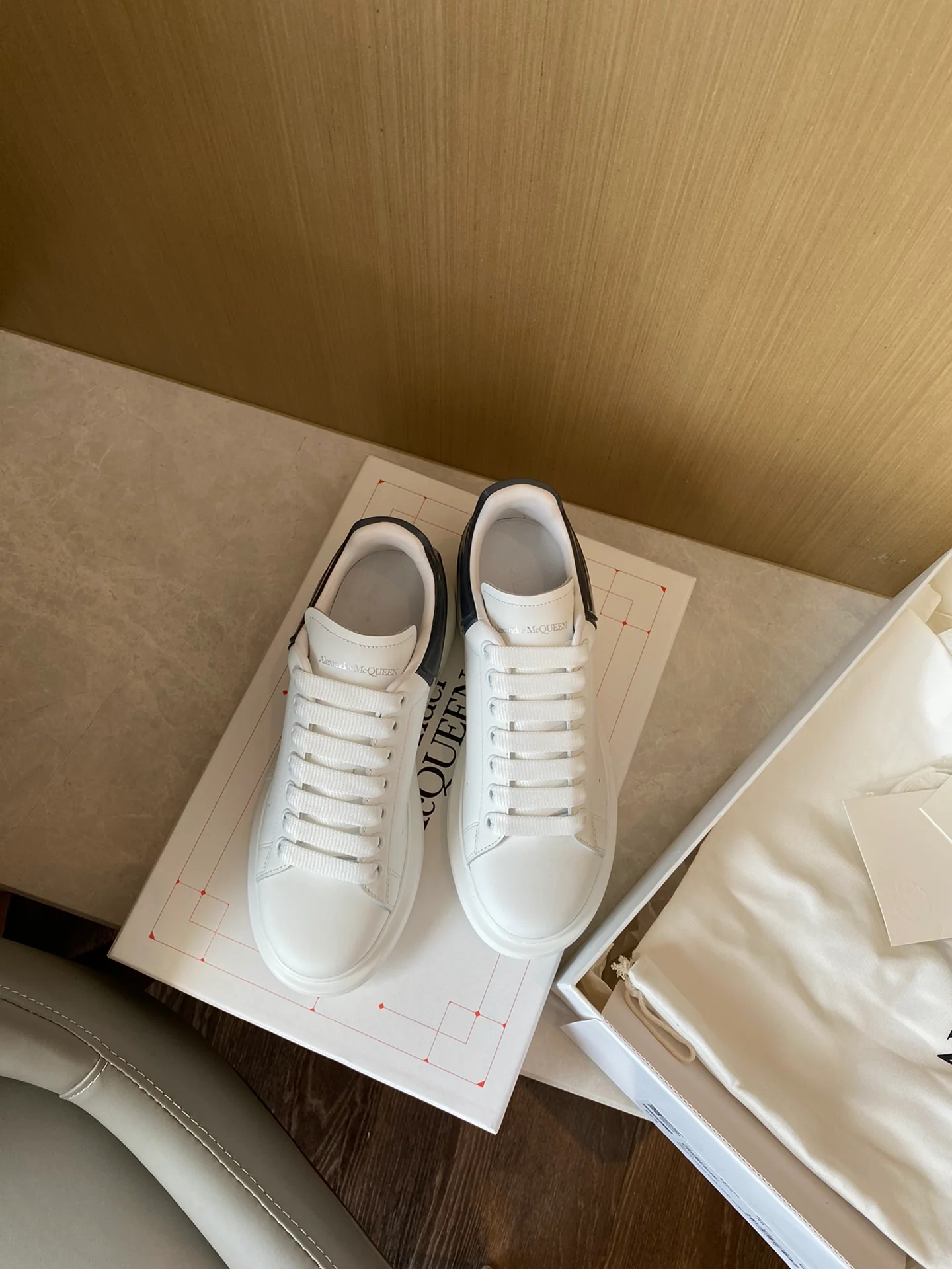 Классические белые кроссовки McQueen - на каблуке-резинке - темно-серые