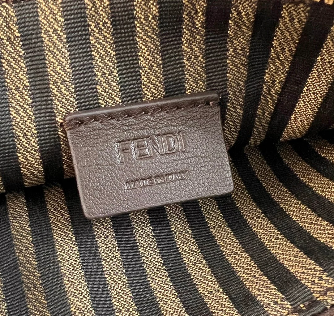 Fendi - Черный кошелек на молнии с клатчем