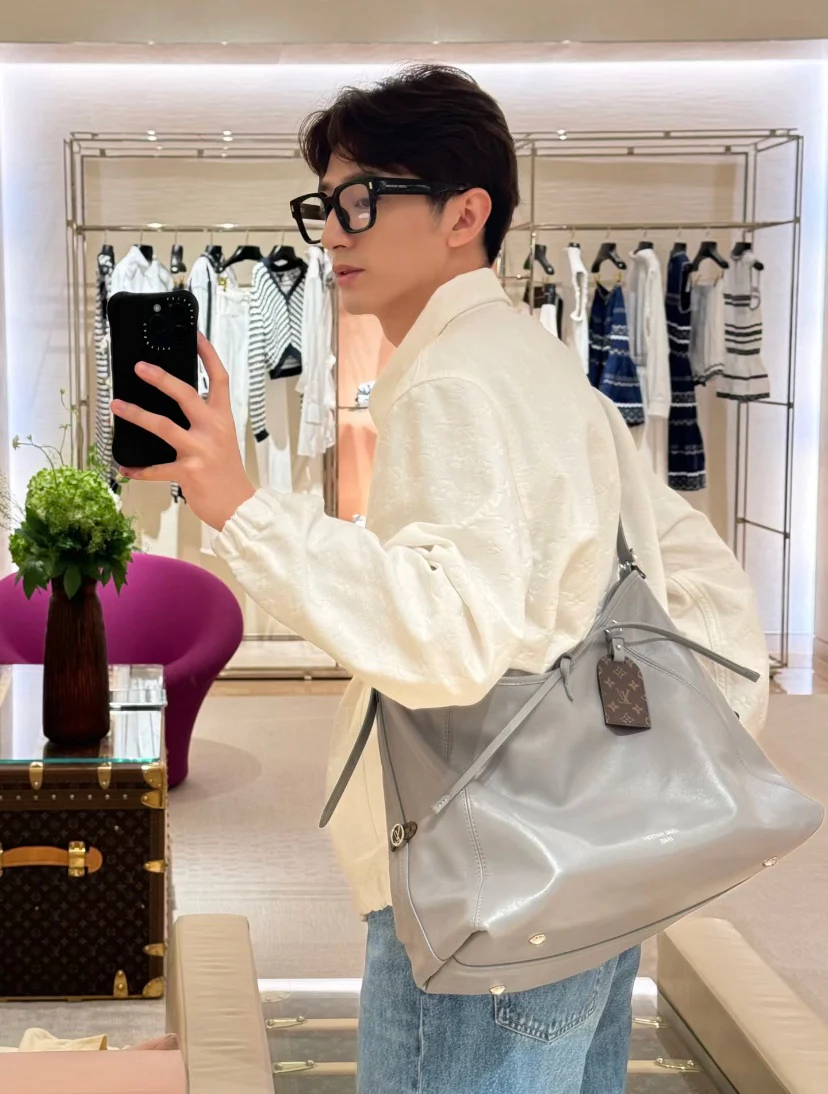 LV-m25143-carryall-vibe-mm handbag-grey