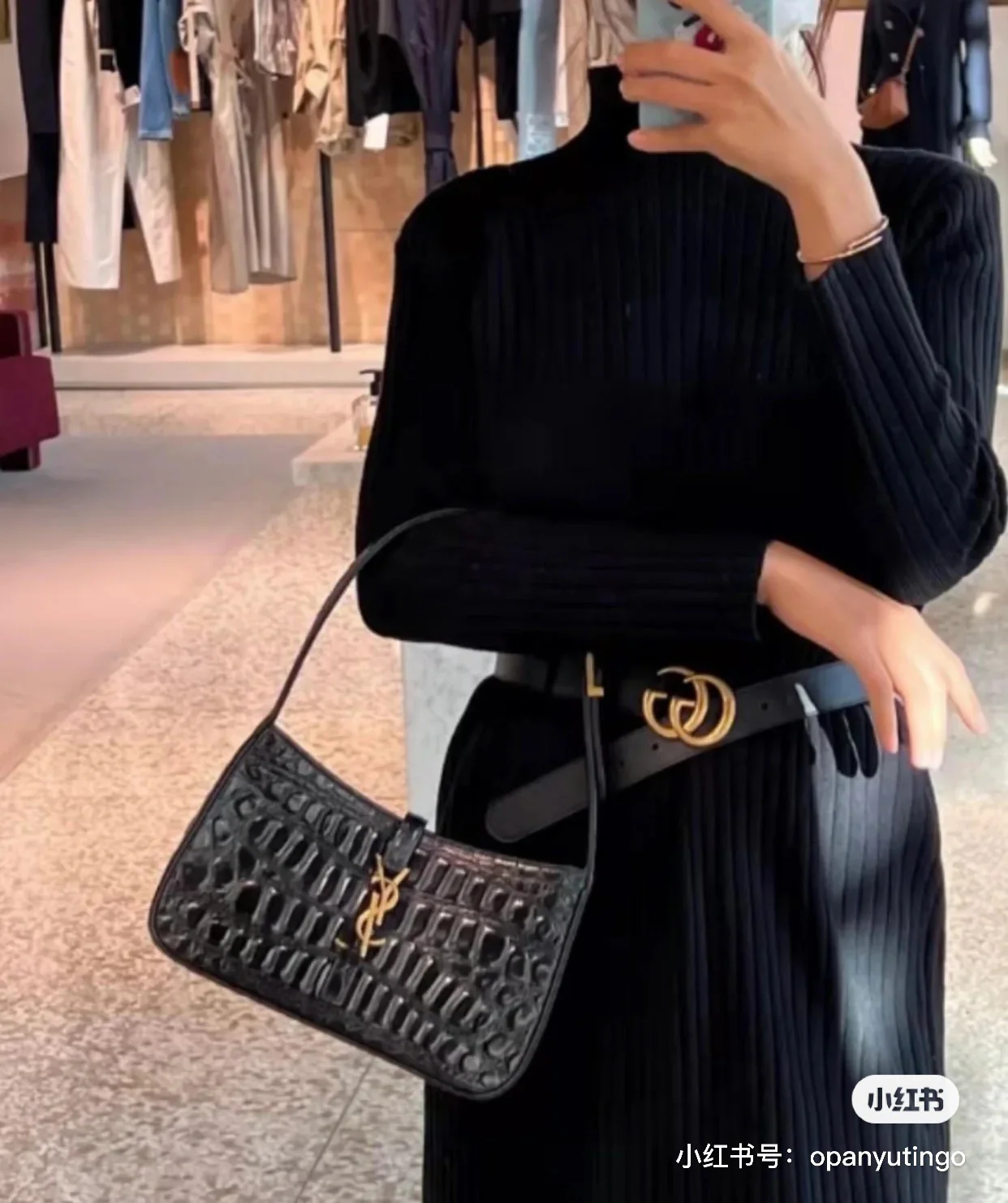 Сумка YSL Saddle Bag — черная с золотой фурнитурой — кожа цвета ?камень? — на фото.