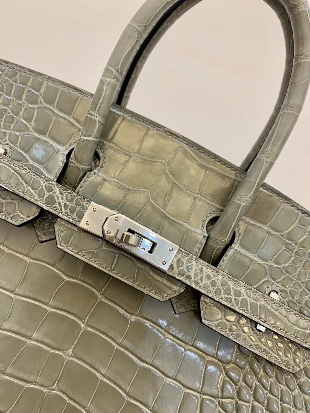 Сумка Hermes Birkin 81 — глянцевая, серая под крокодиловую кожу — серебряная пряжка