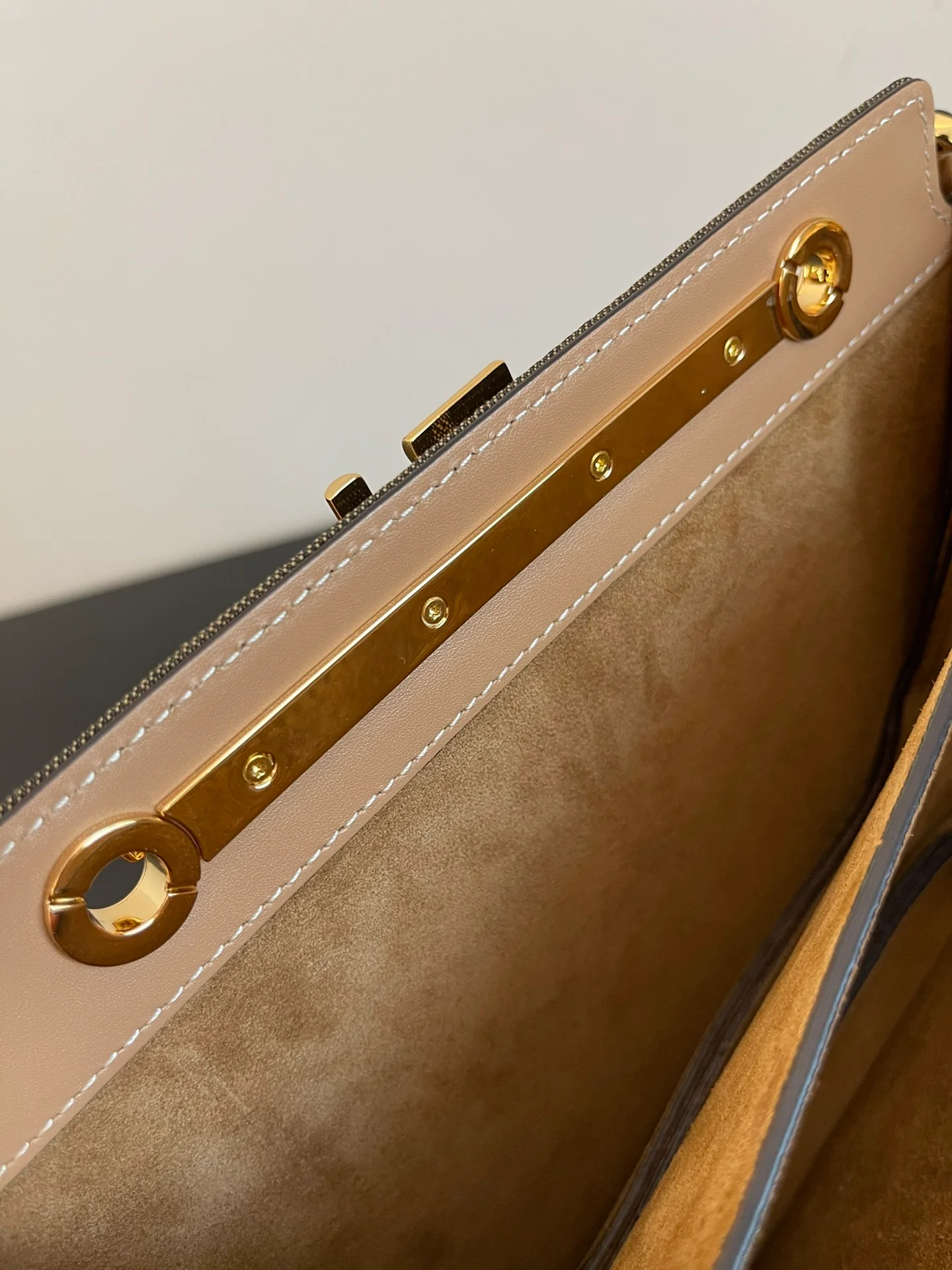 Сумка-гармошка Fendi Touch из кожи с монограммой