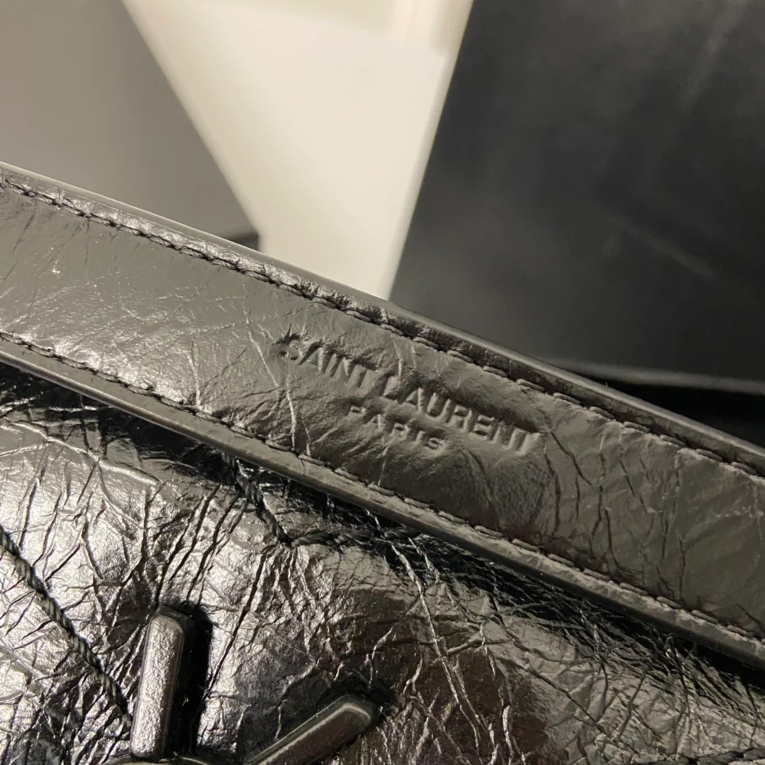 YSL Niki Baby 22 см, кожаный ремешок, черный, с золотой цепочкой