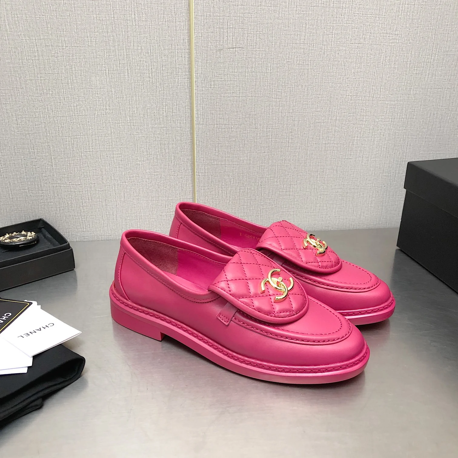 Коллекция Chanel 2022 года с подиума - Стеганая прическа афро - Розовая